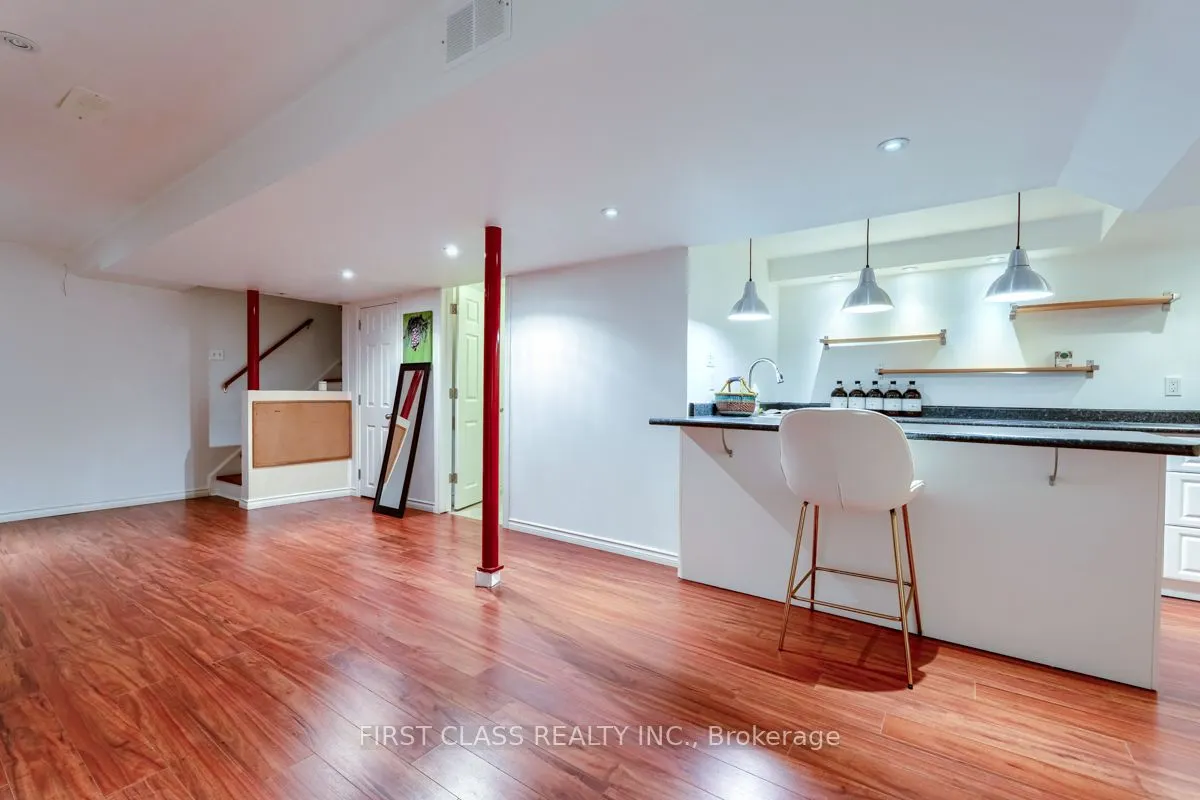 5053 Rundle Crescent