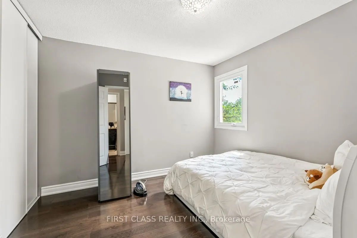 5053 Rundle Crescent