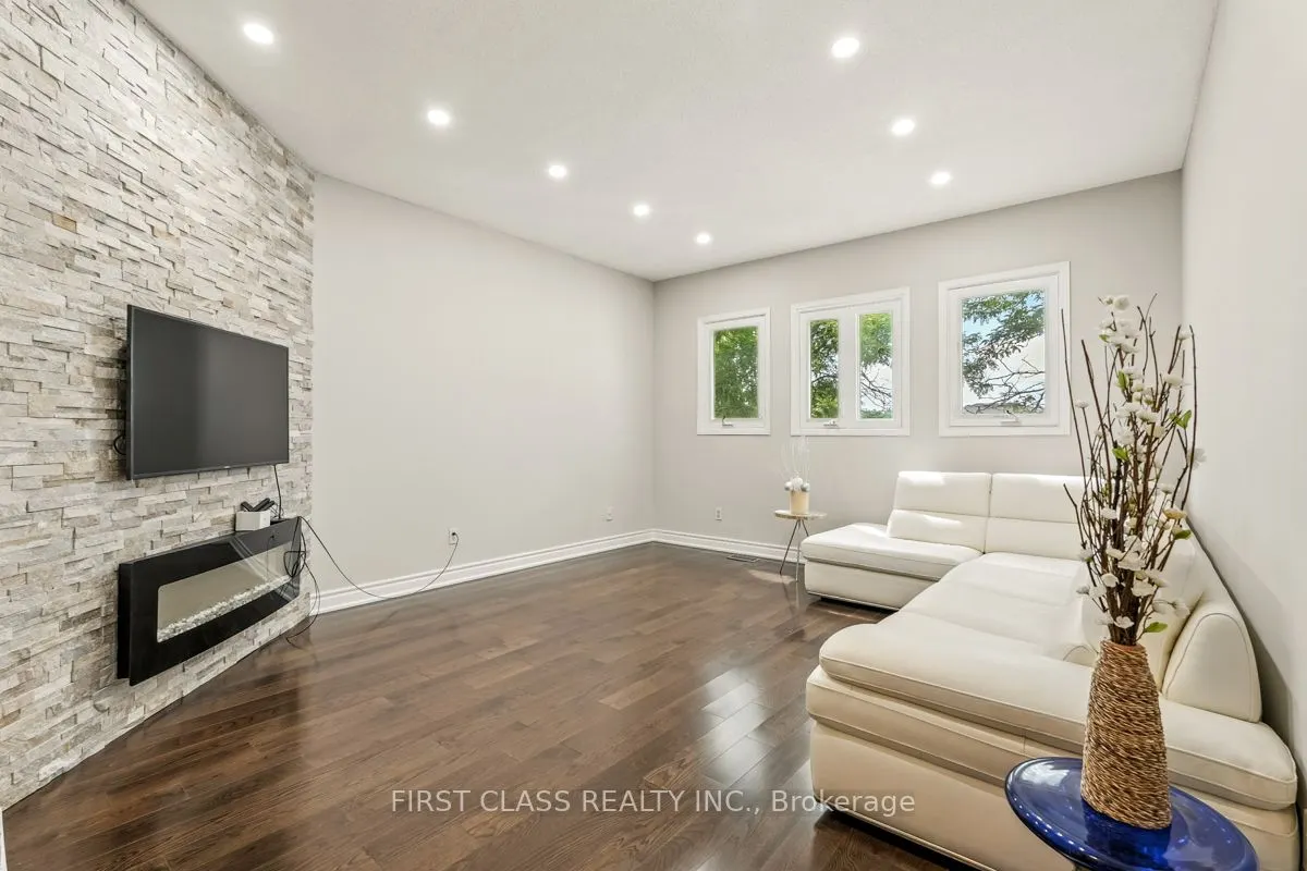 5053 Rundle Crescent