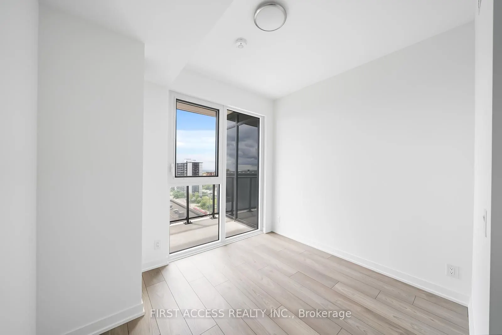 285 Dufferin Street, #817