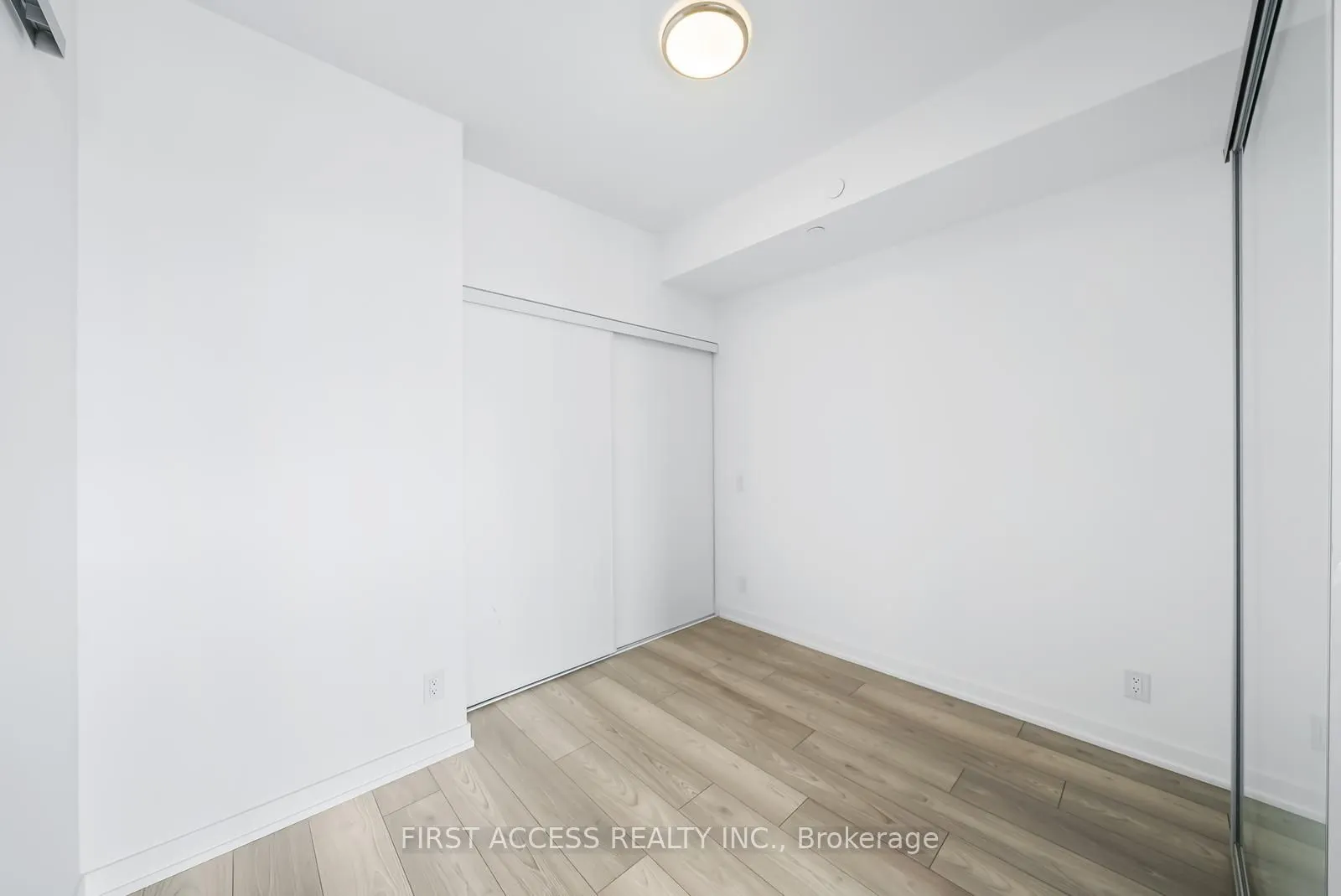 285 Dufferin Street, #817