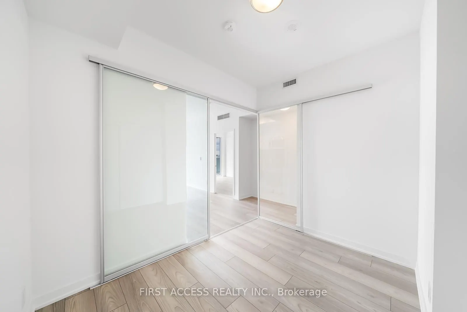 285 Dufferin Street, #817