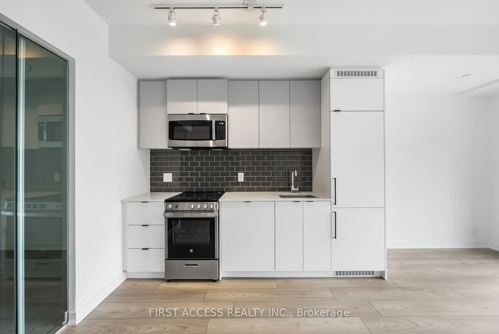 285 Dufferin Street, #817