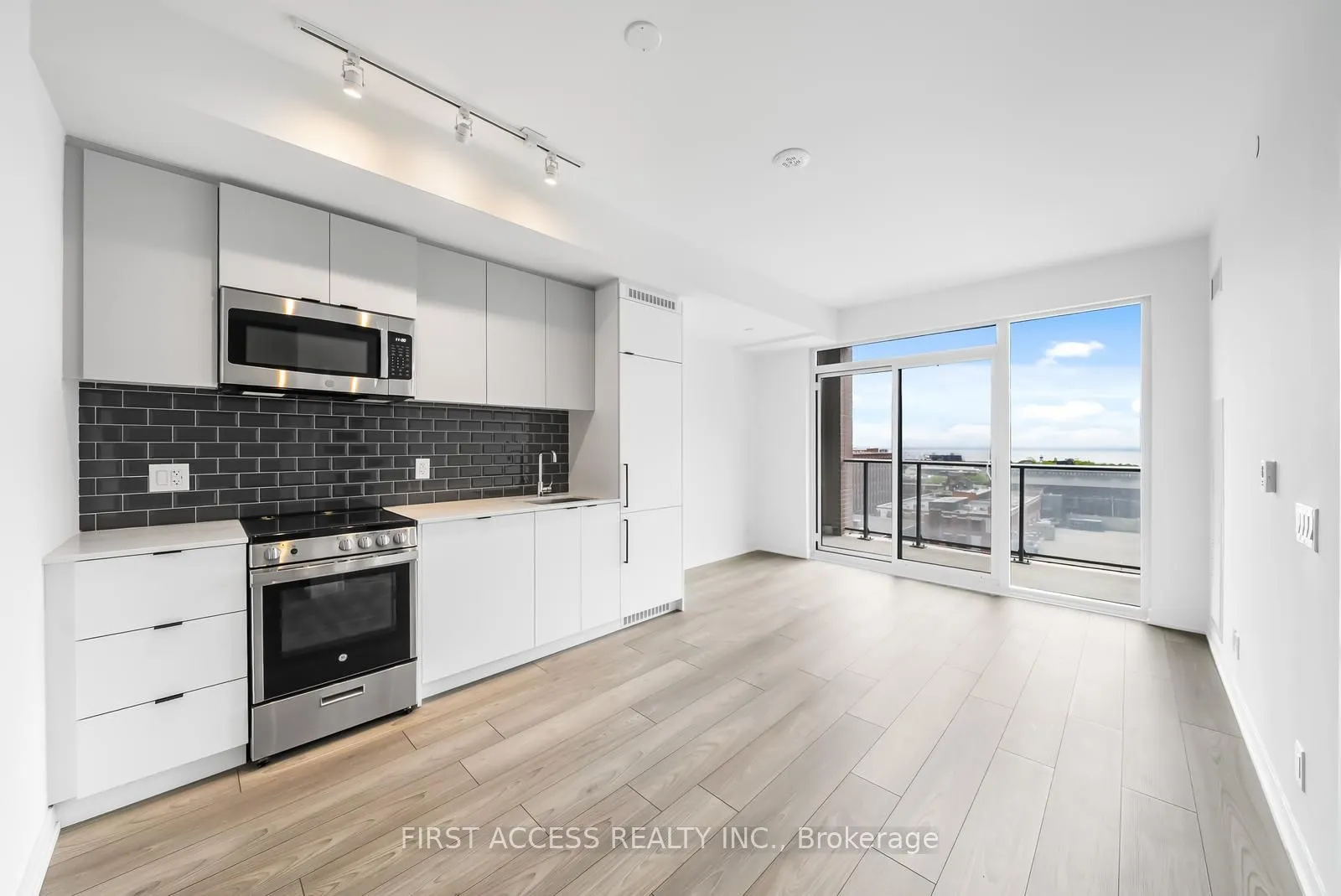 285 Dufferin Street, #817