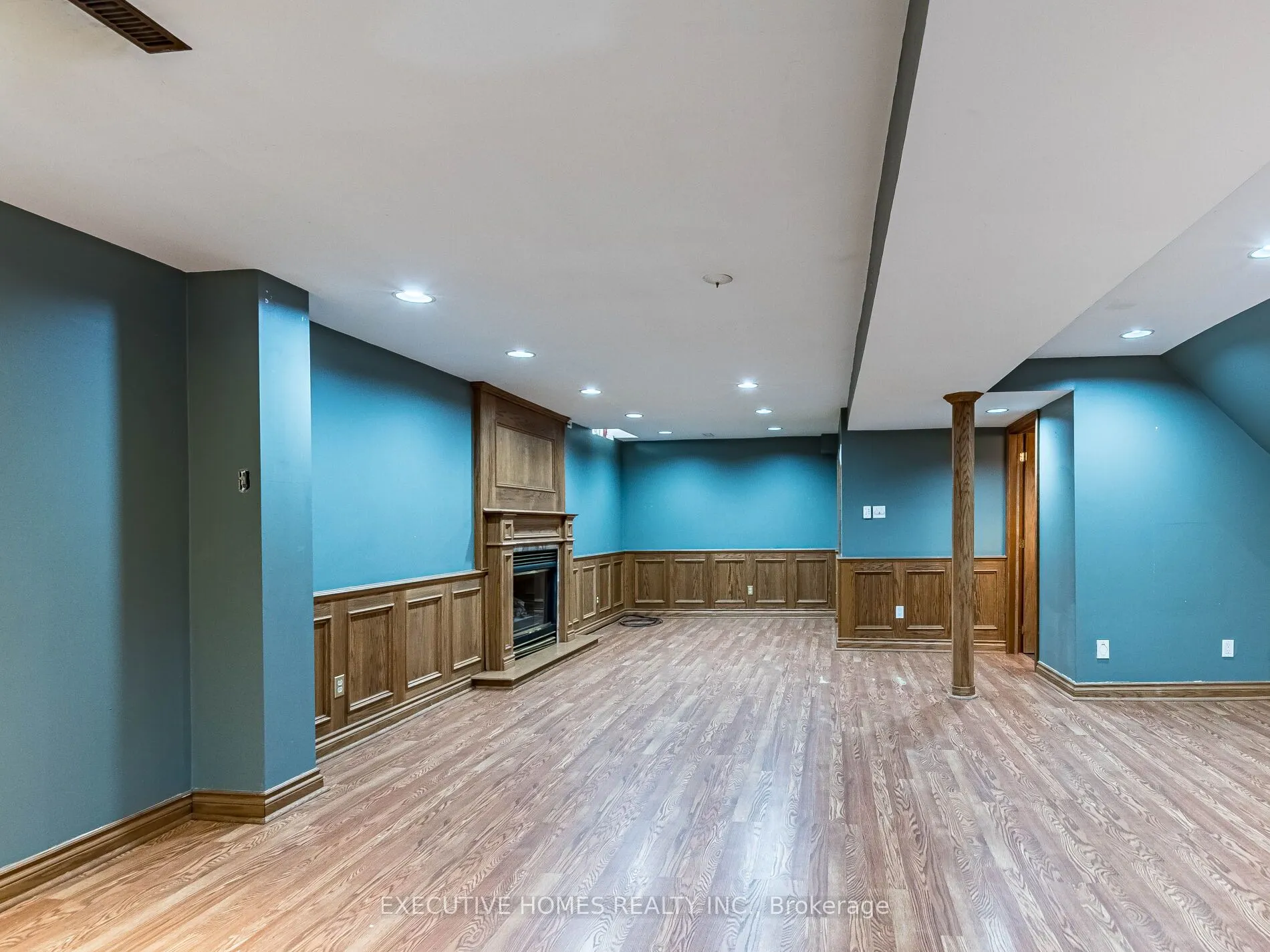 1876 Roy Ivor Crescent