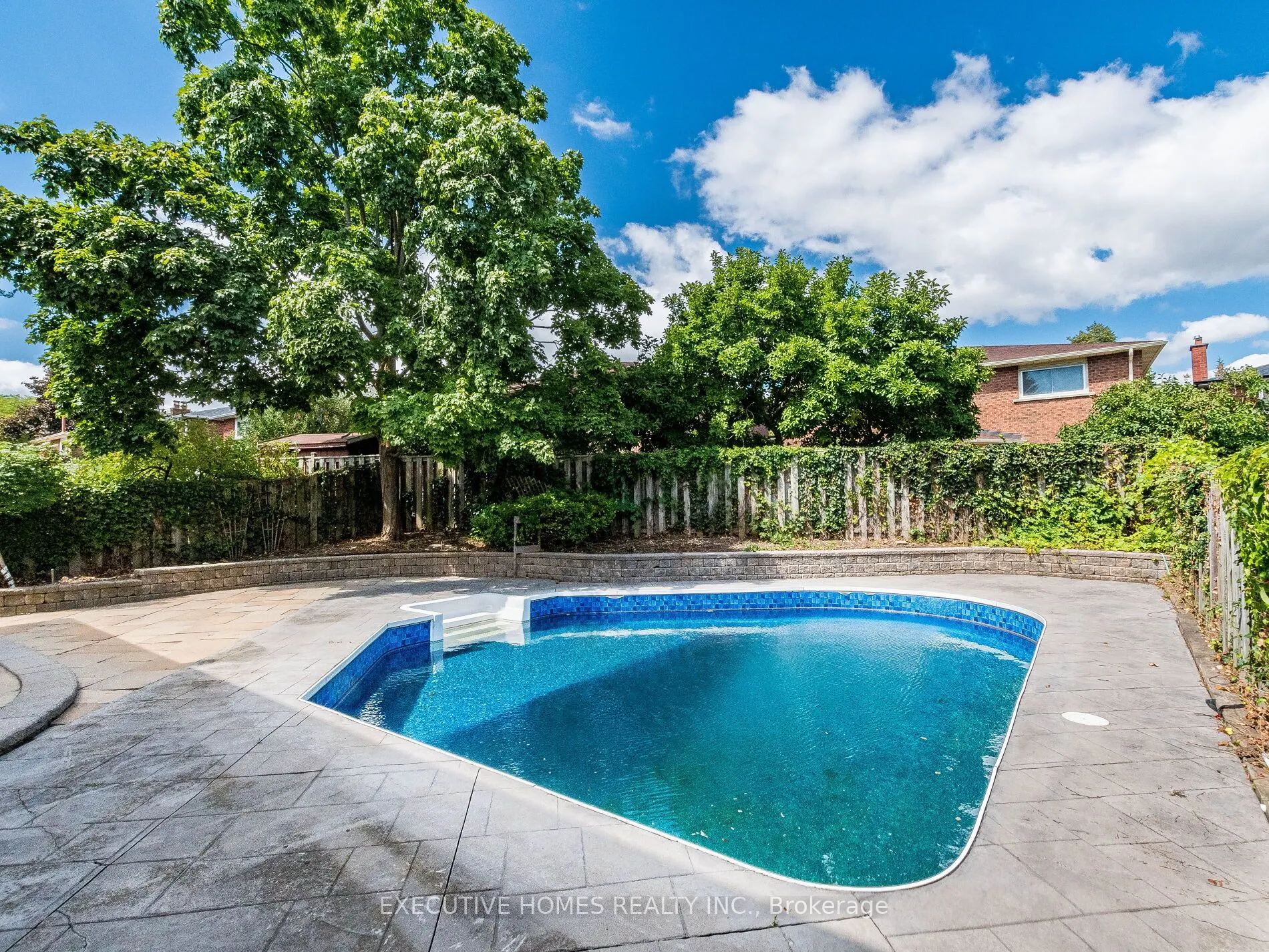 1876 Roy Ivor Crescent