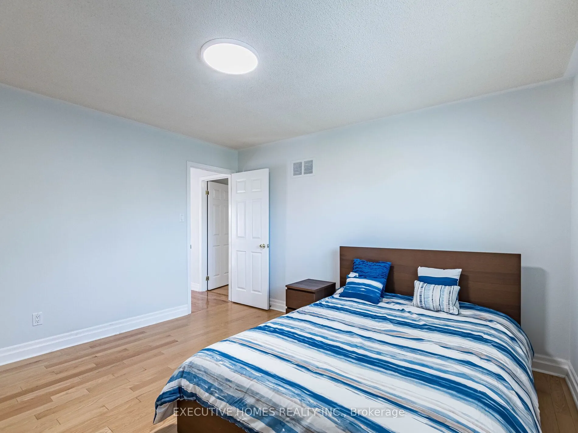 1876 Roy Ivor Crescent