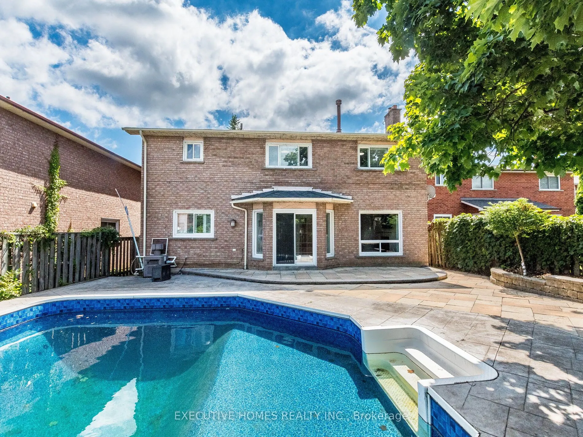 1876 Roy Ivor Crescent