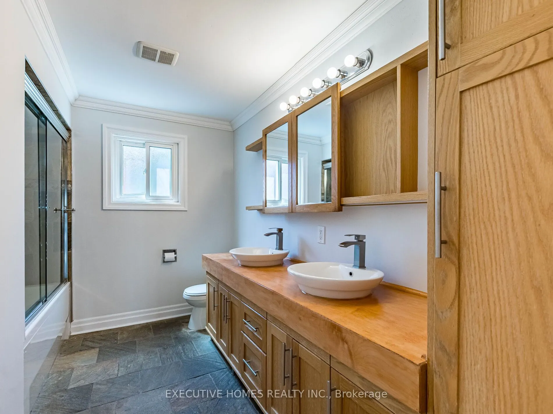 1876 Roy Ivor Crescent