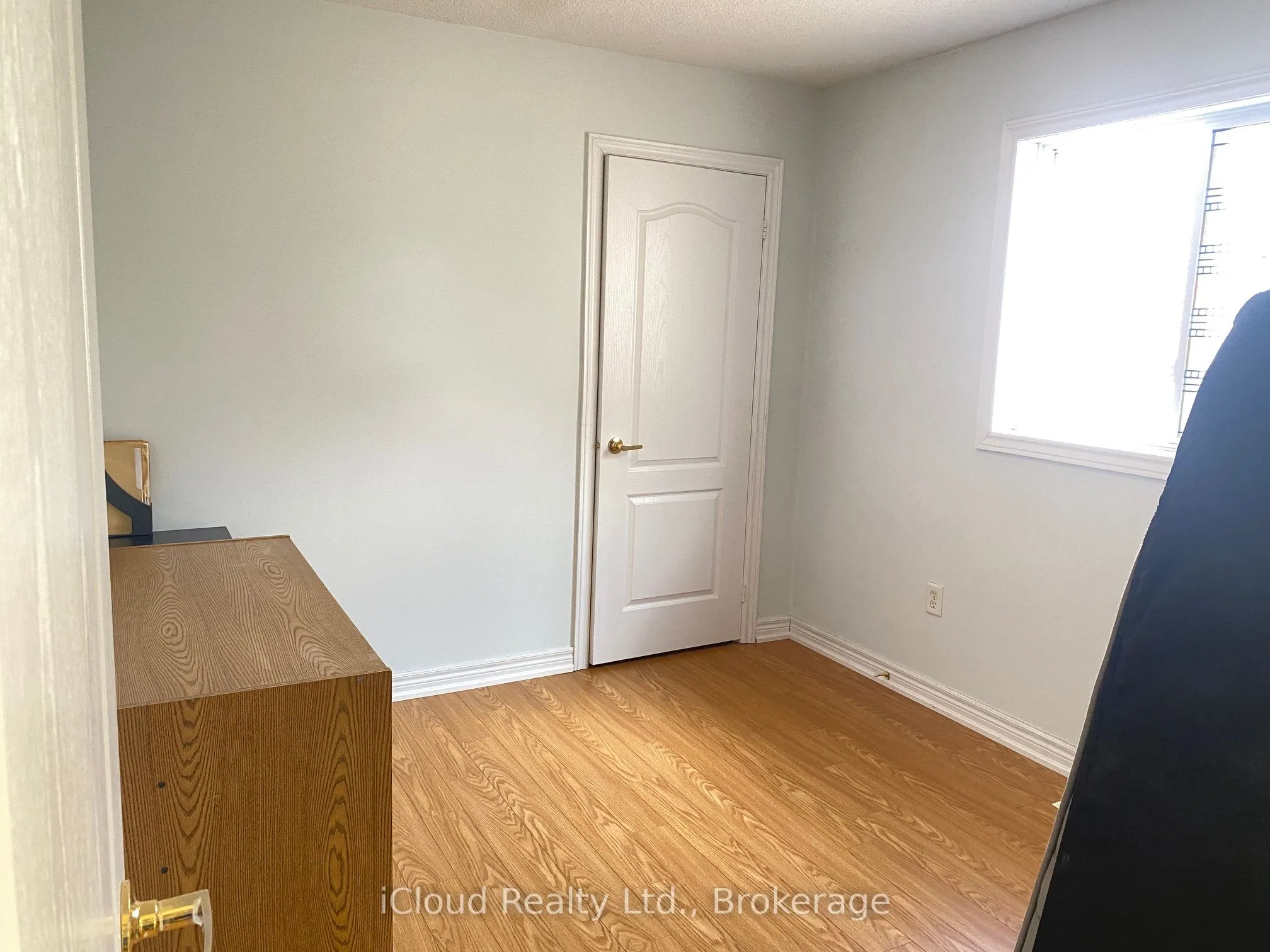 329 Ellwood Drive W