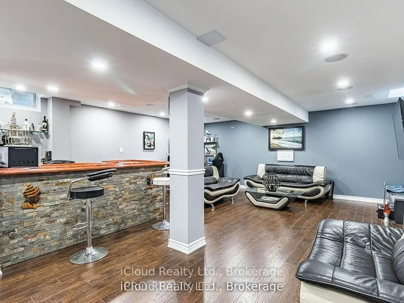 329 Ellwood Drive W