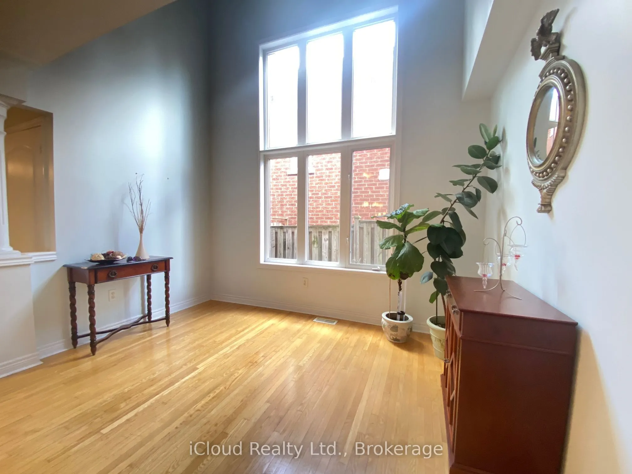 329 Ellwood Drive W