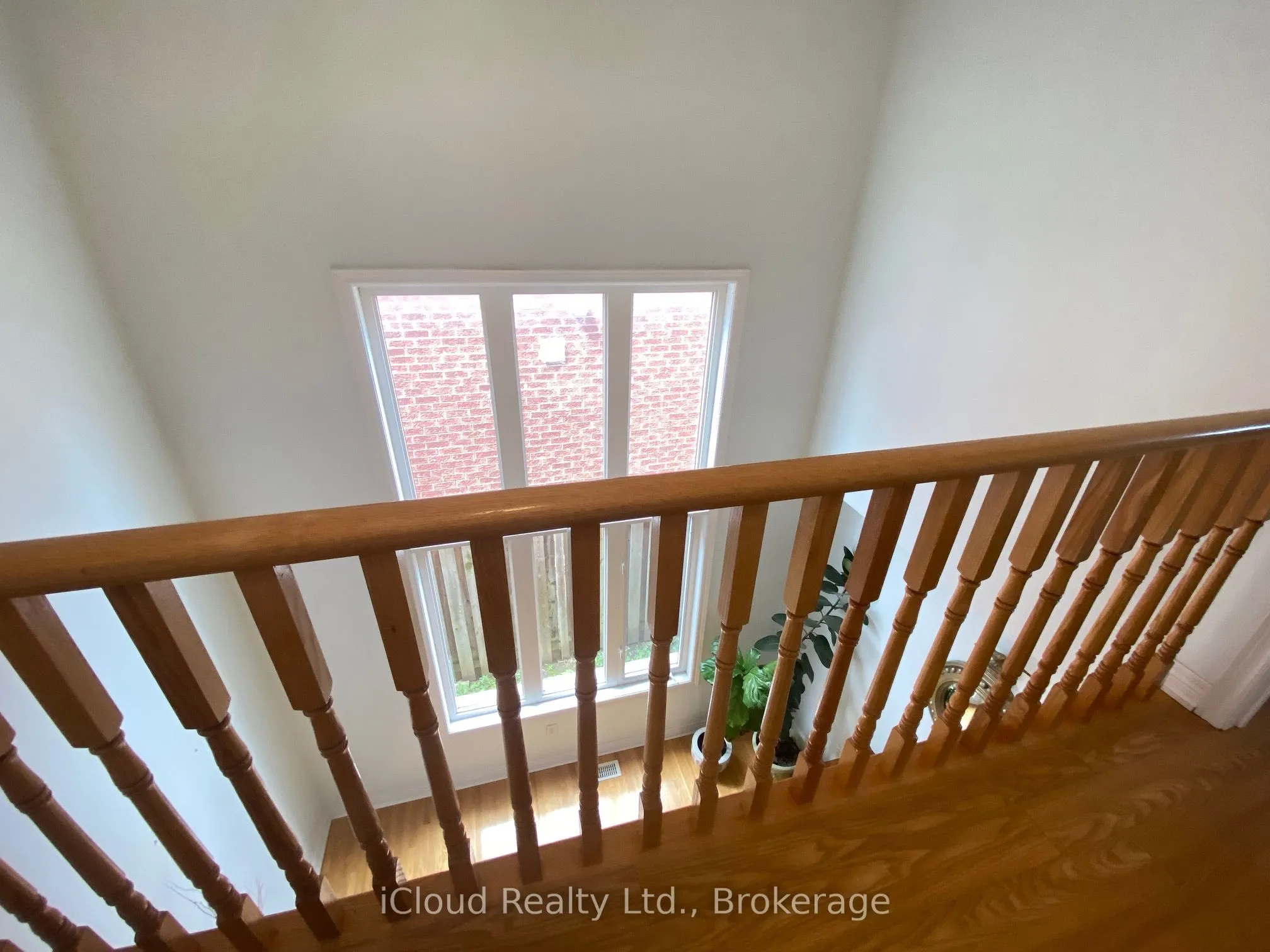 329 Ellwood Drive W