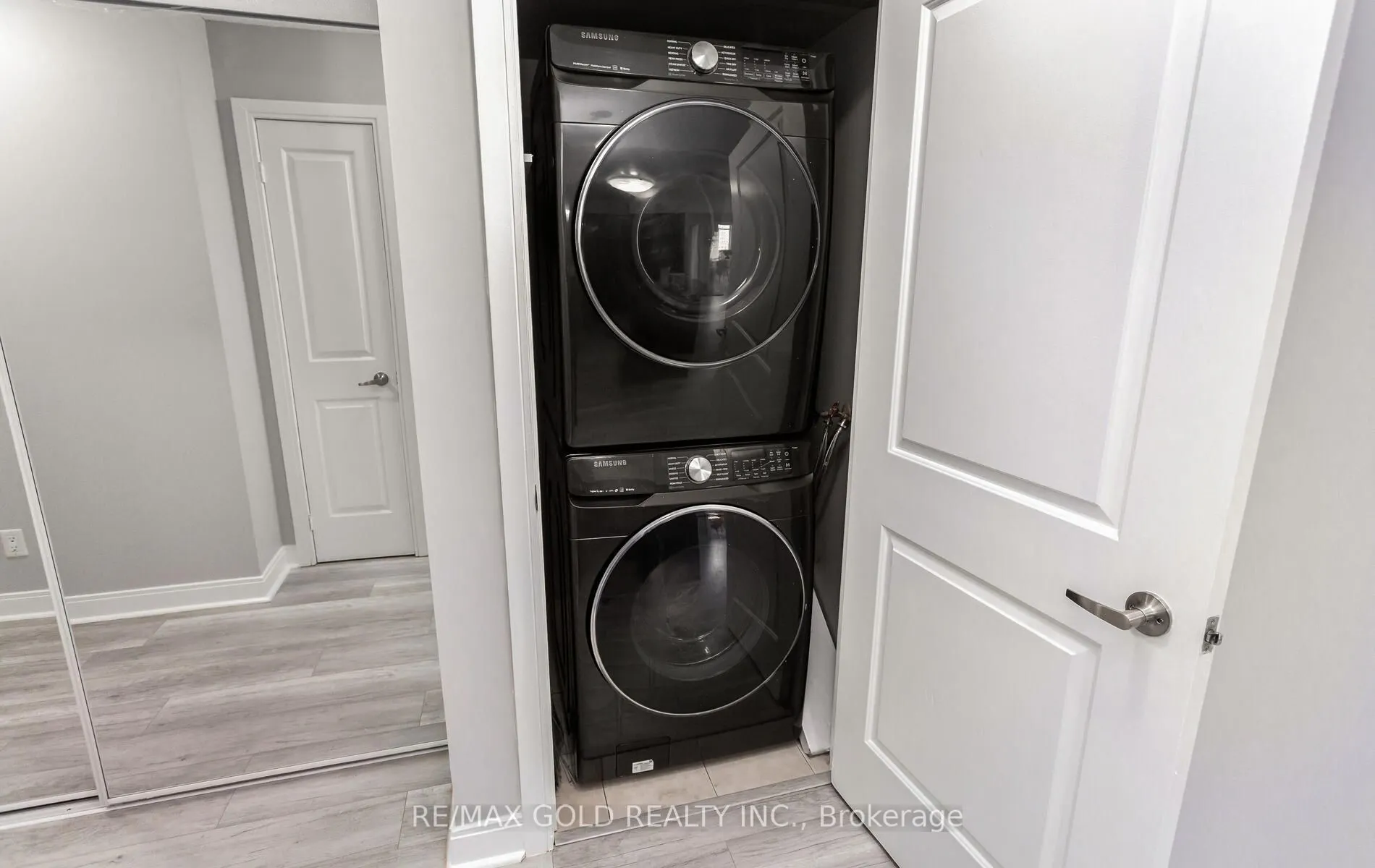 330 Burnhamthorpe Road, #804