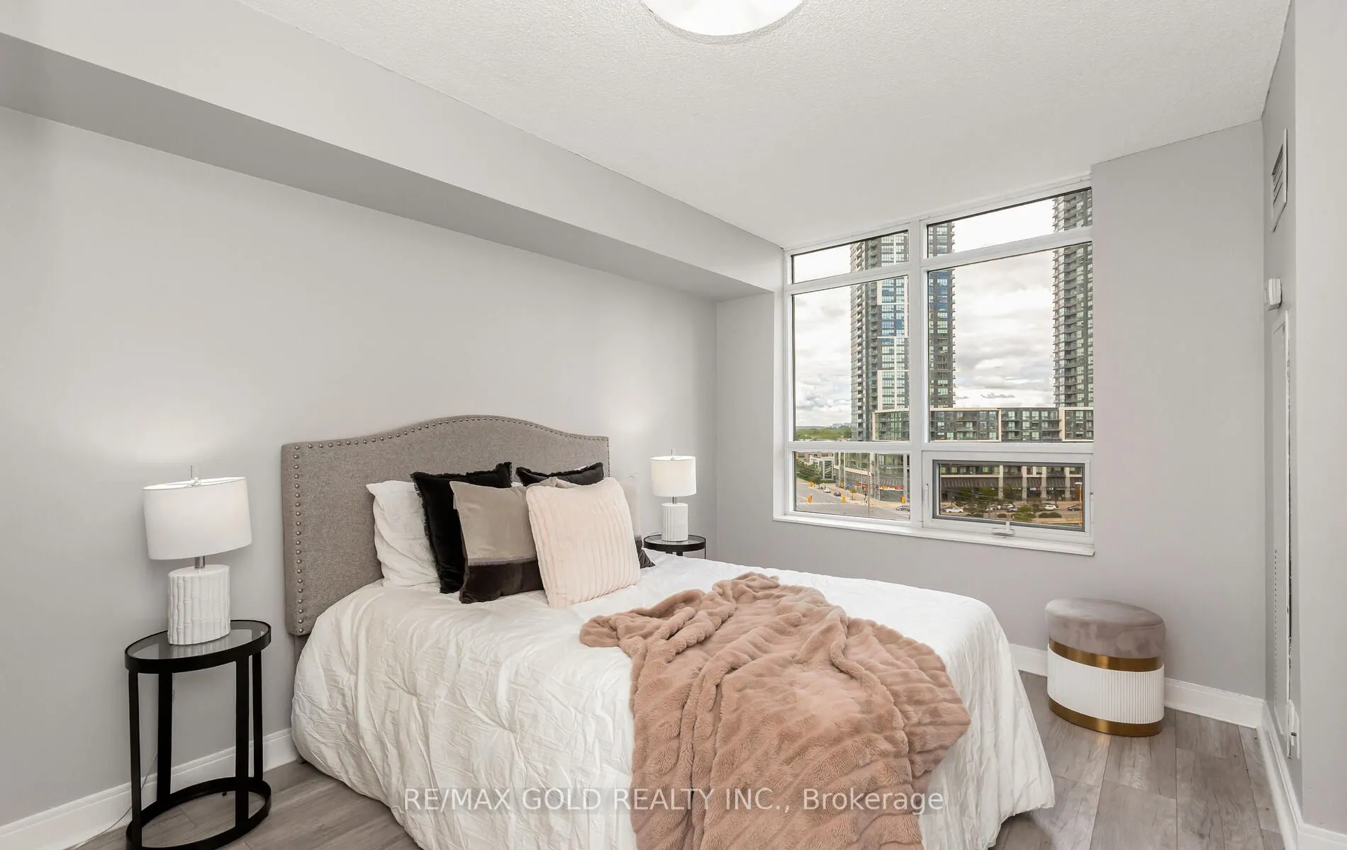 330 Burnhamthorpe Road, #804