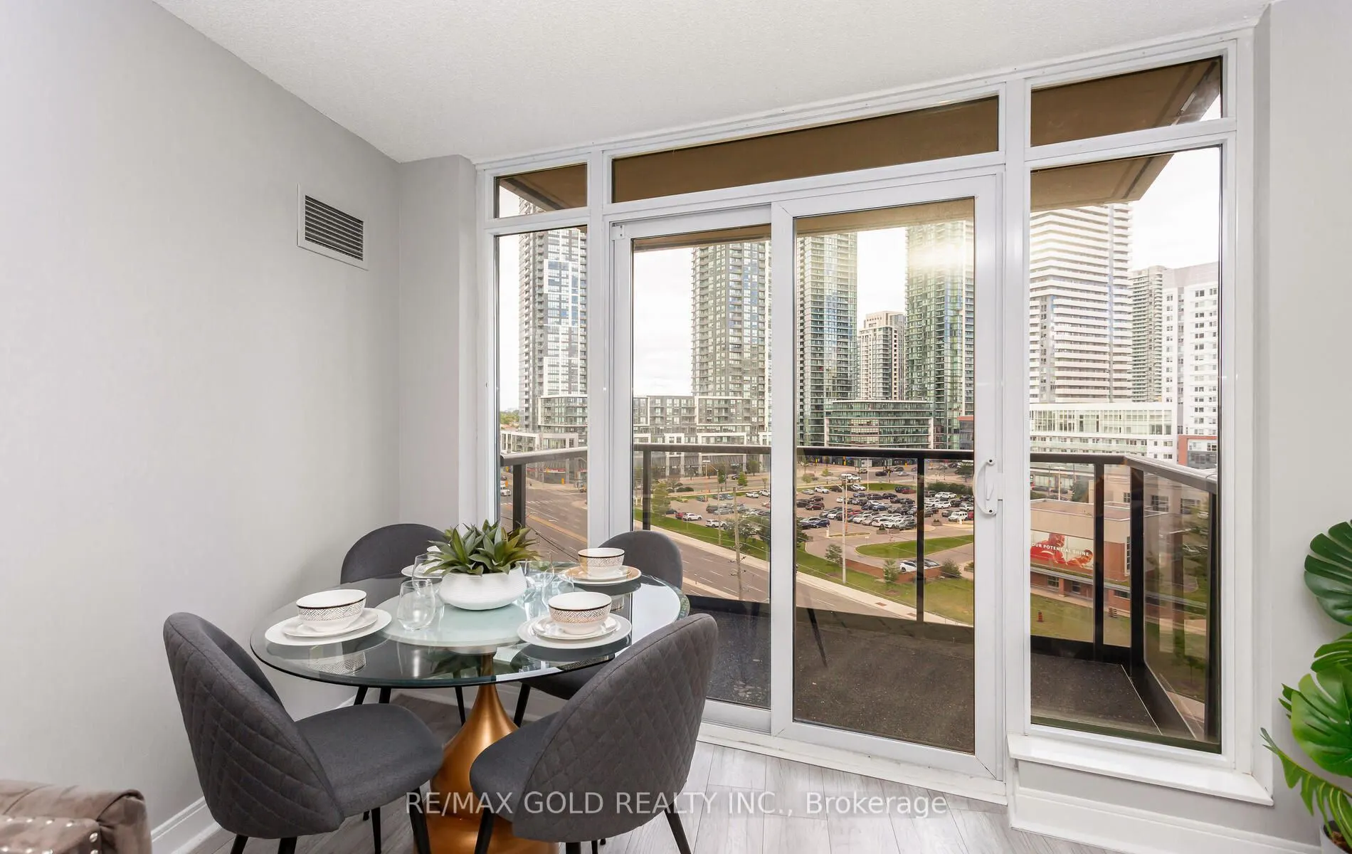 330 Burnhamthorpe Road, #804