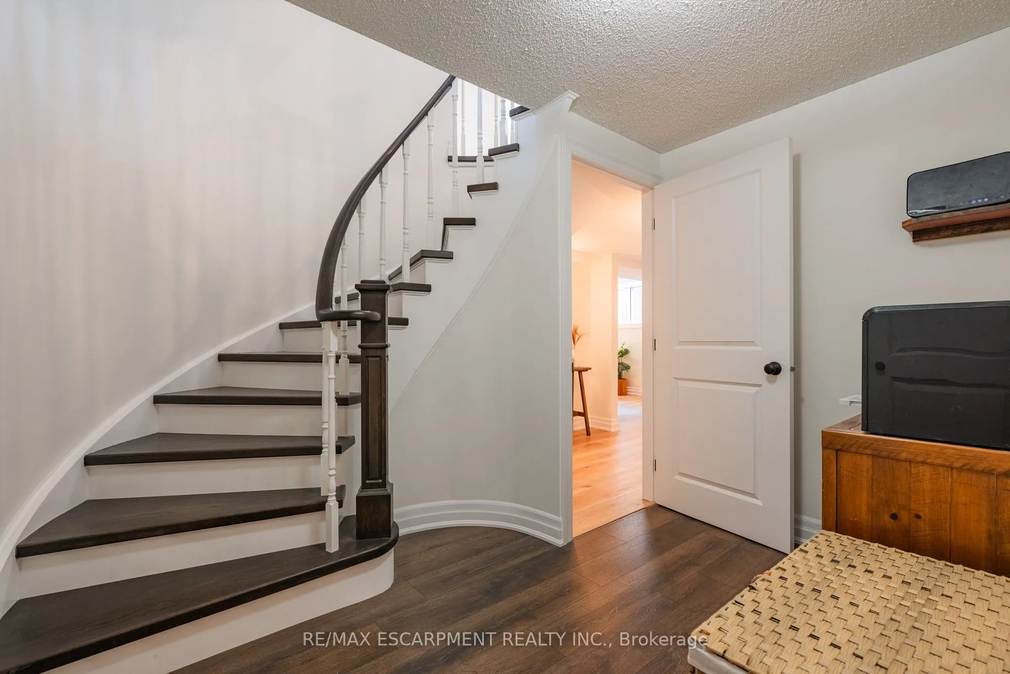 2130 Winding Way