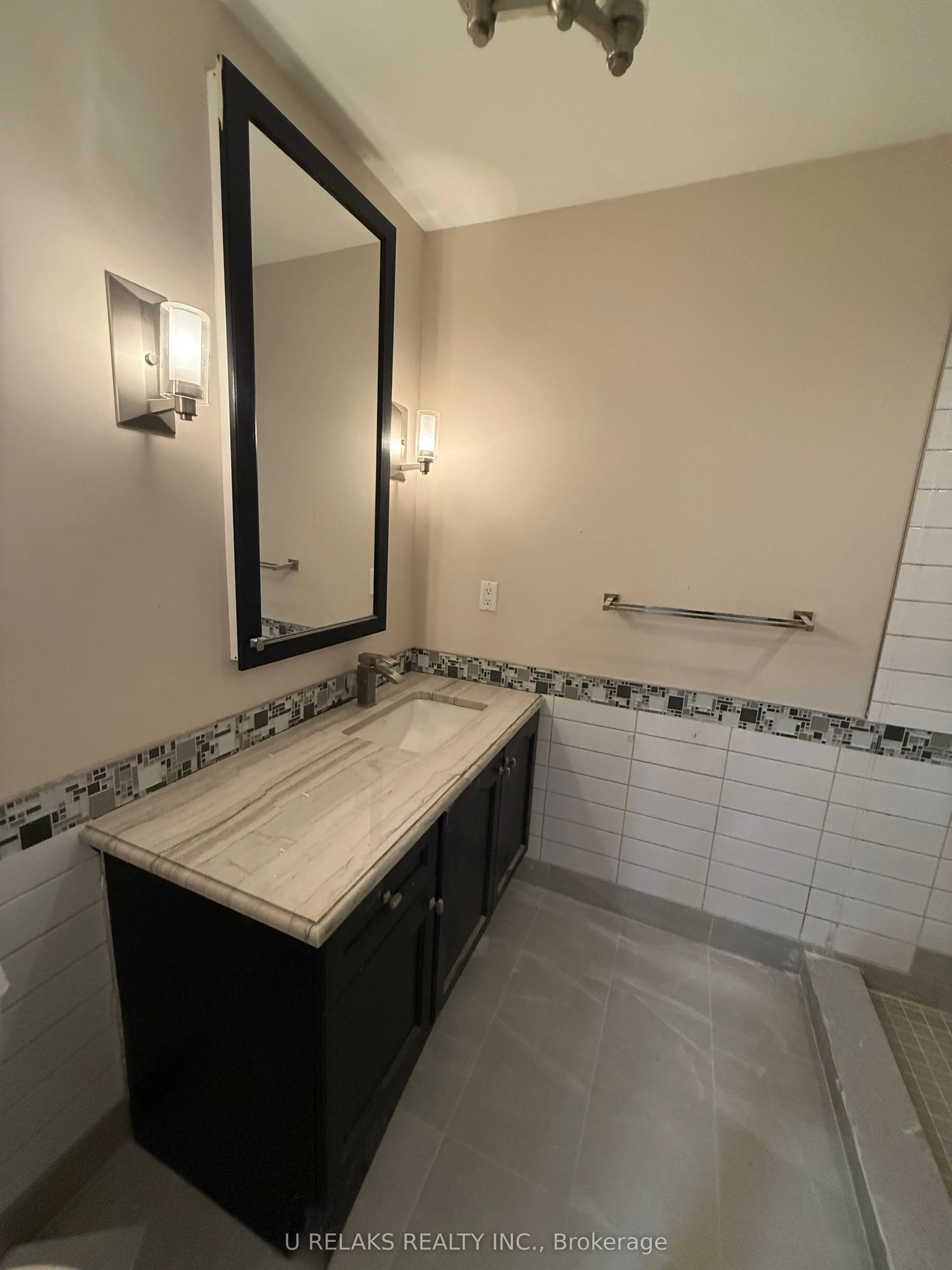 3681 Bloomington Crescent