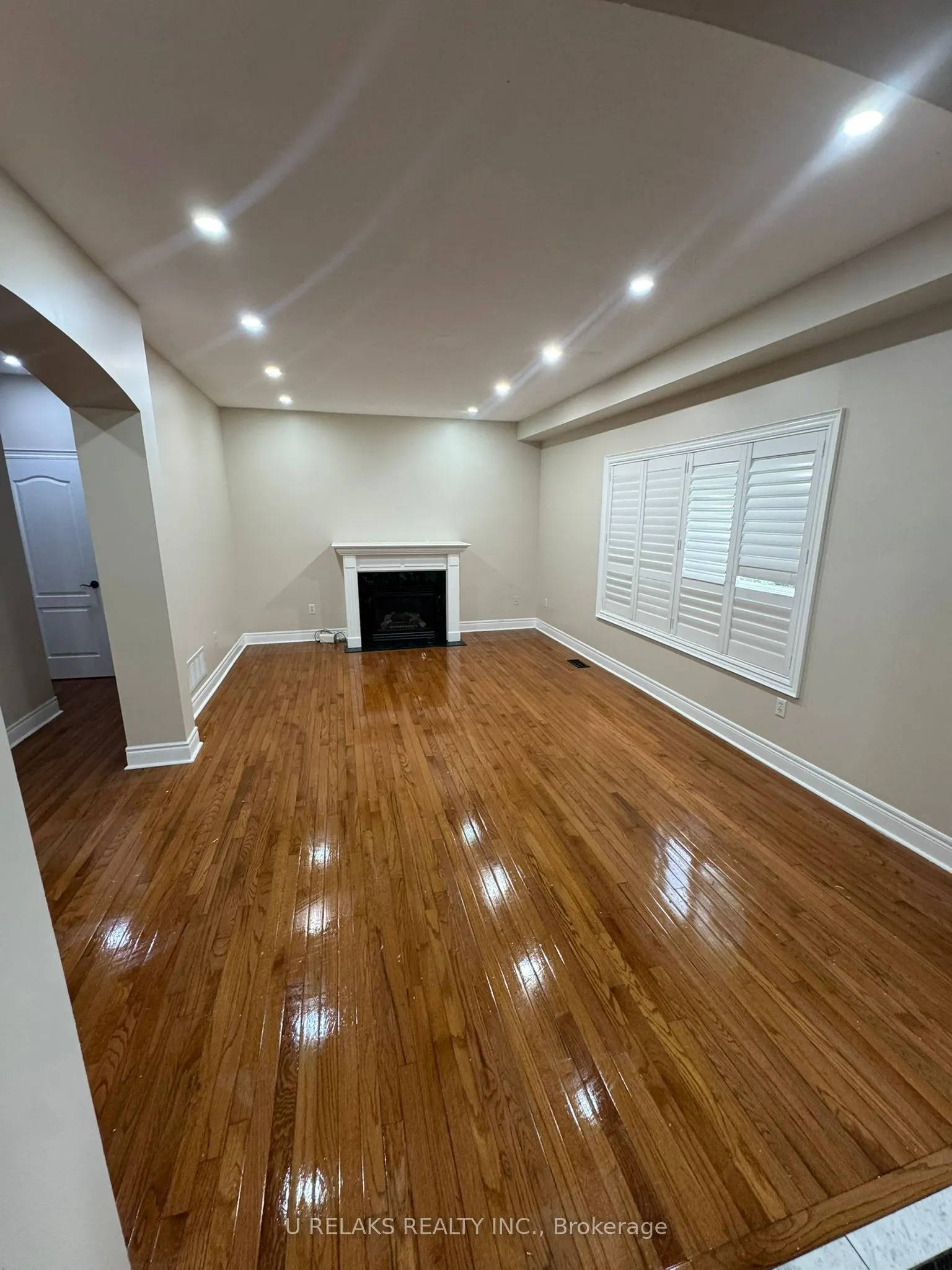 3681 Bloomington Crescent