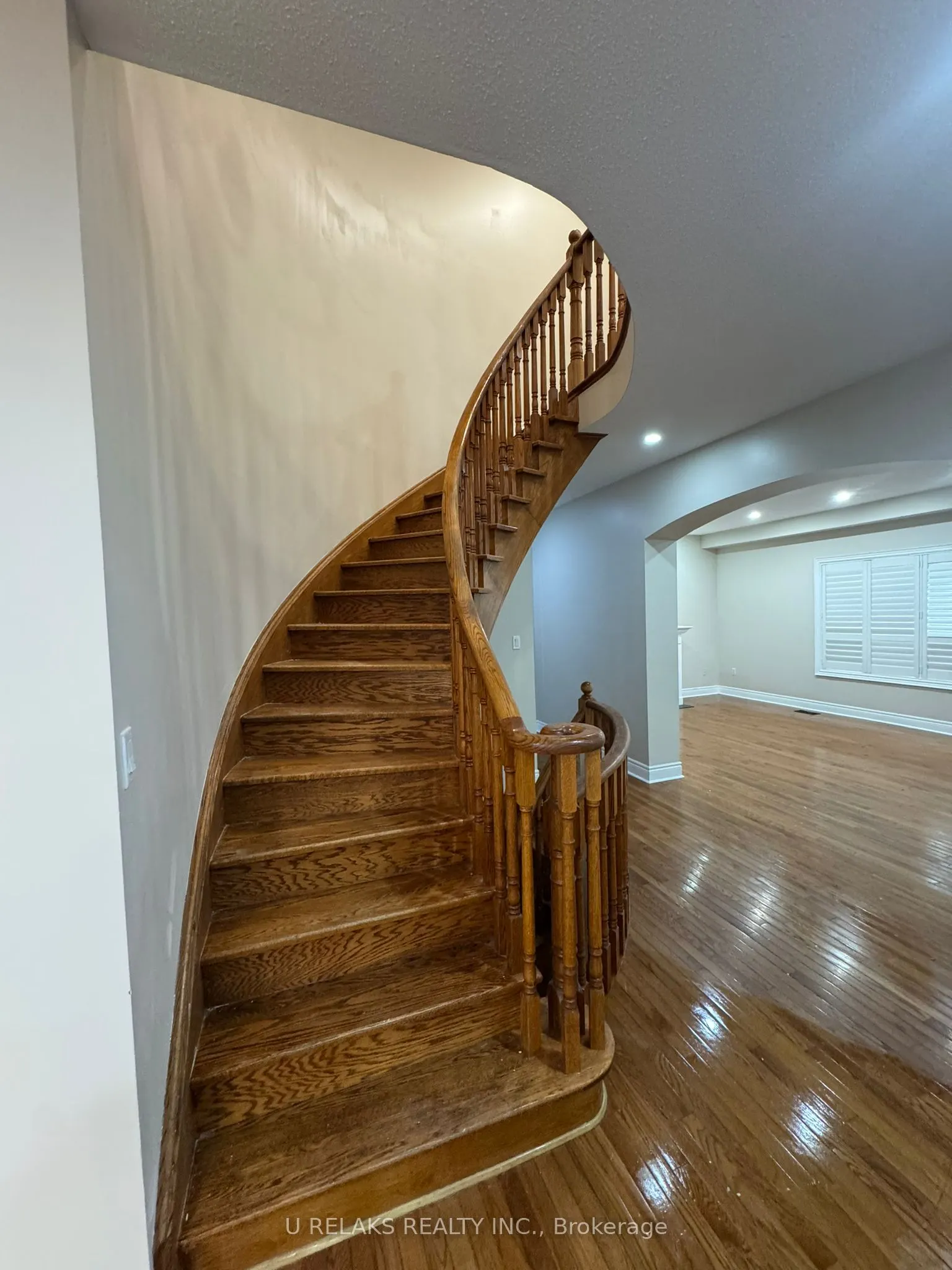 3681 Bloomington Crescent