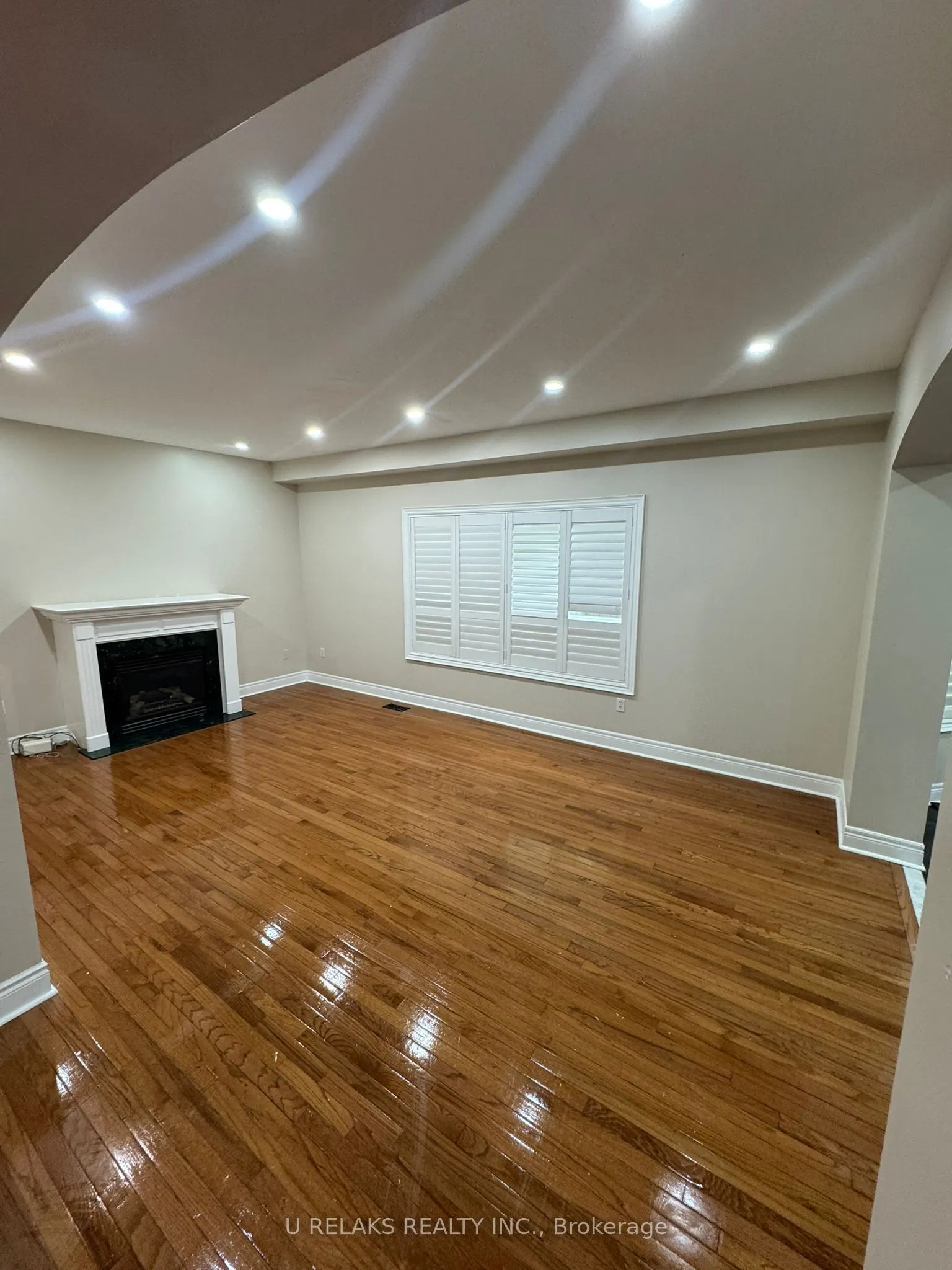 3681 Bloomington Crescent
