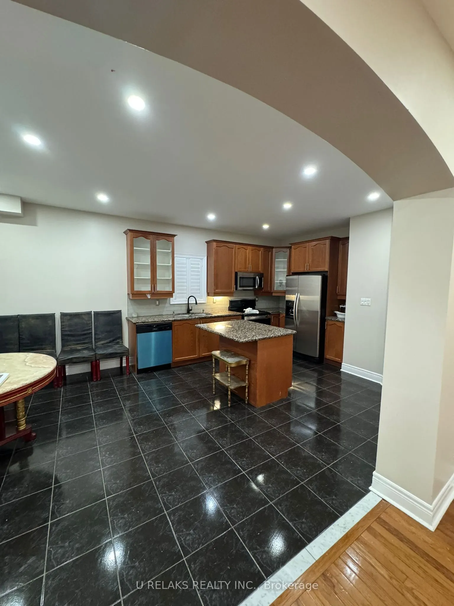 3681 Bloomington Crescent