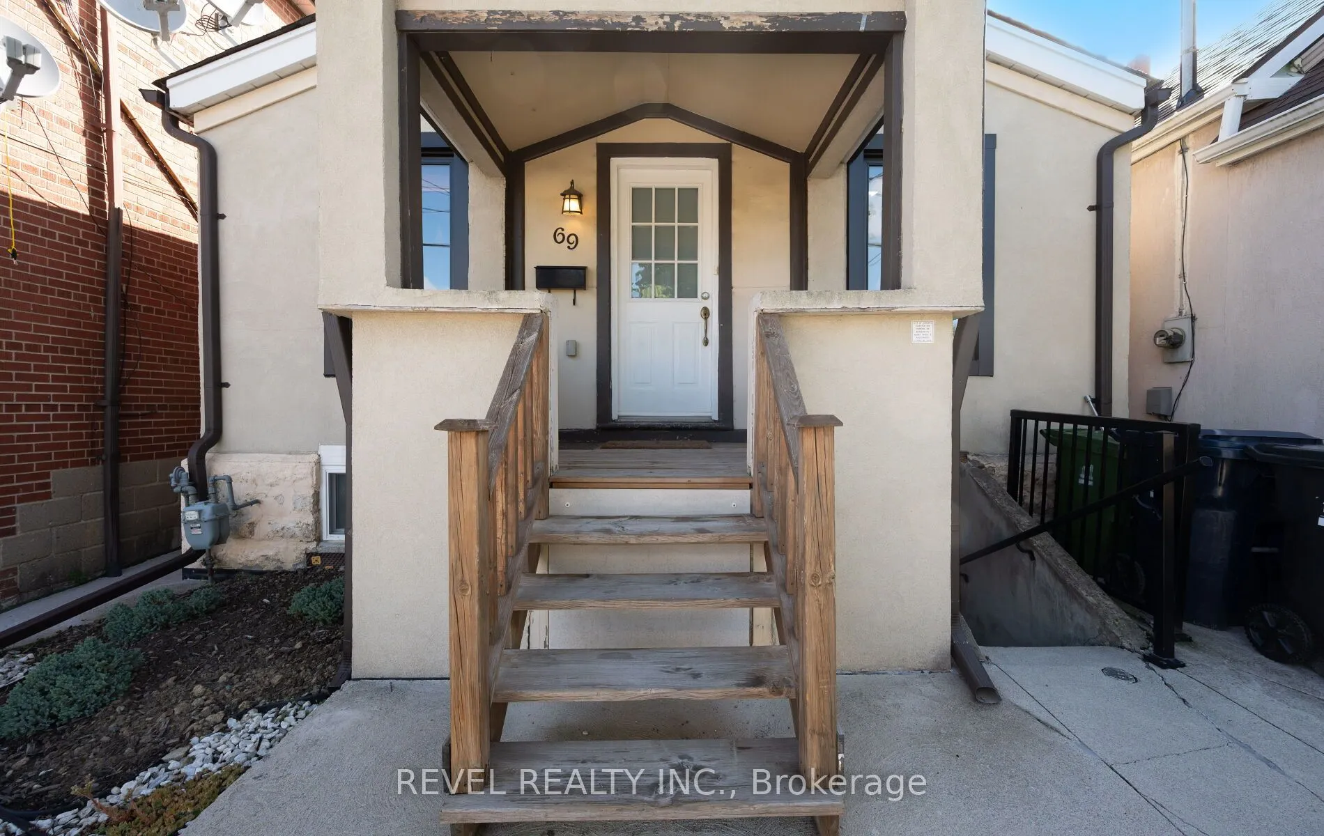 69 Rockcliffe Boulevard E, #Main Floor