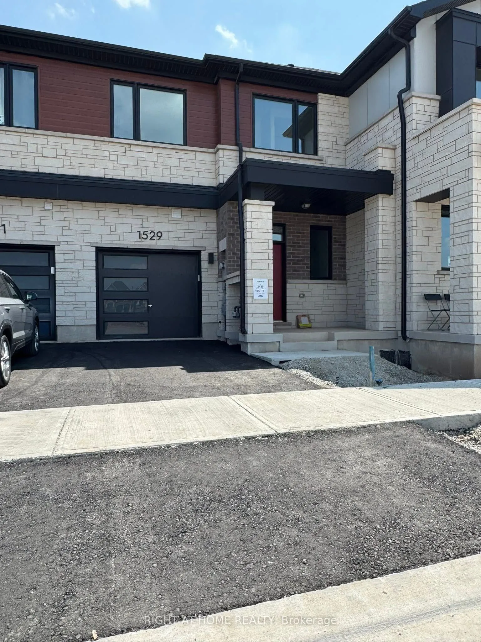 1529 RUTLAND Crescent