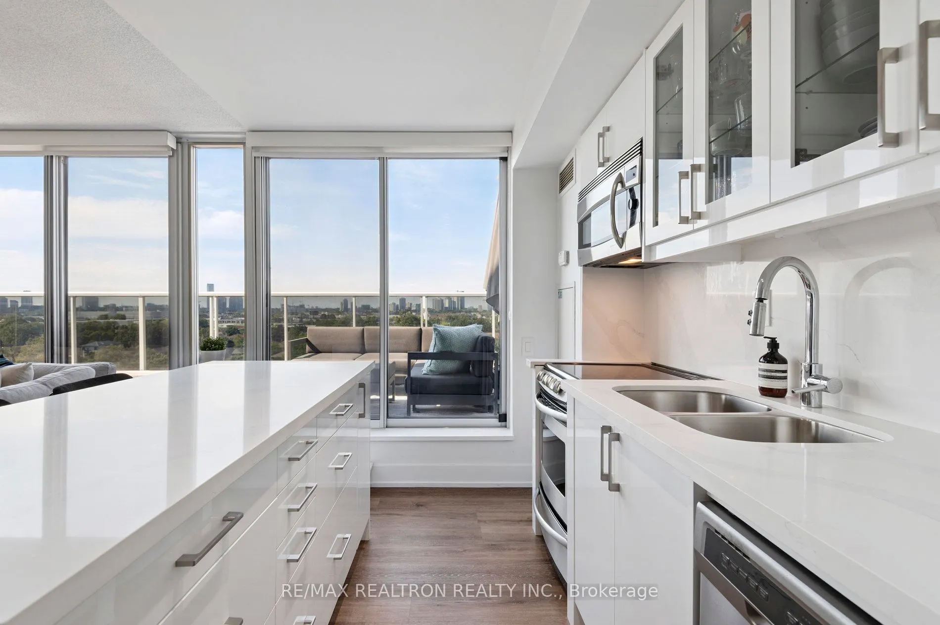 1040 The Queensway Avenue, #901