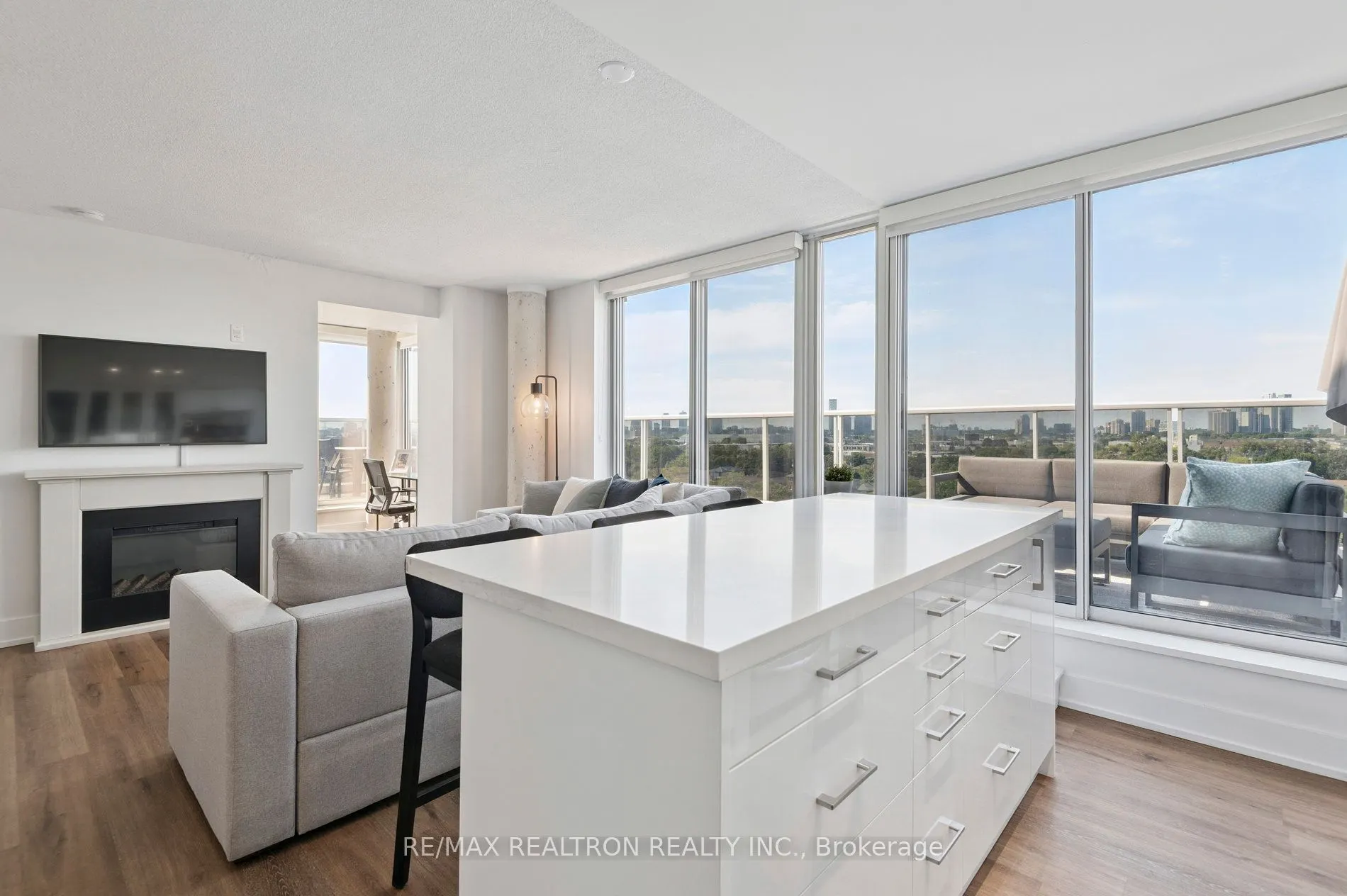 1040 The Queensway Avenue, #901