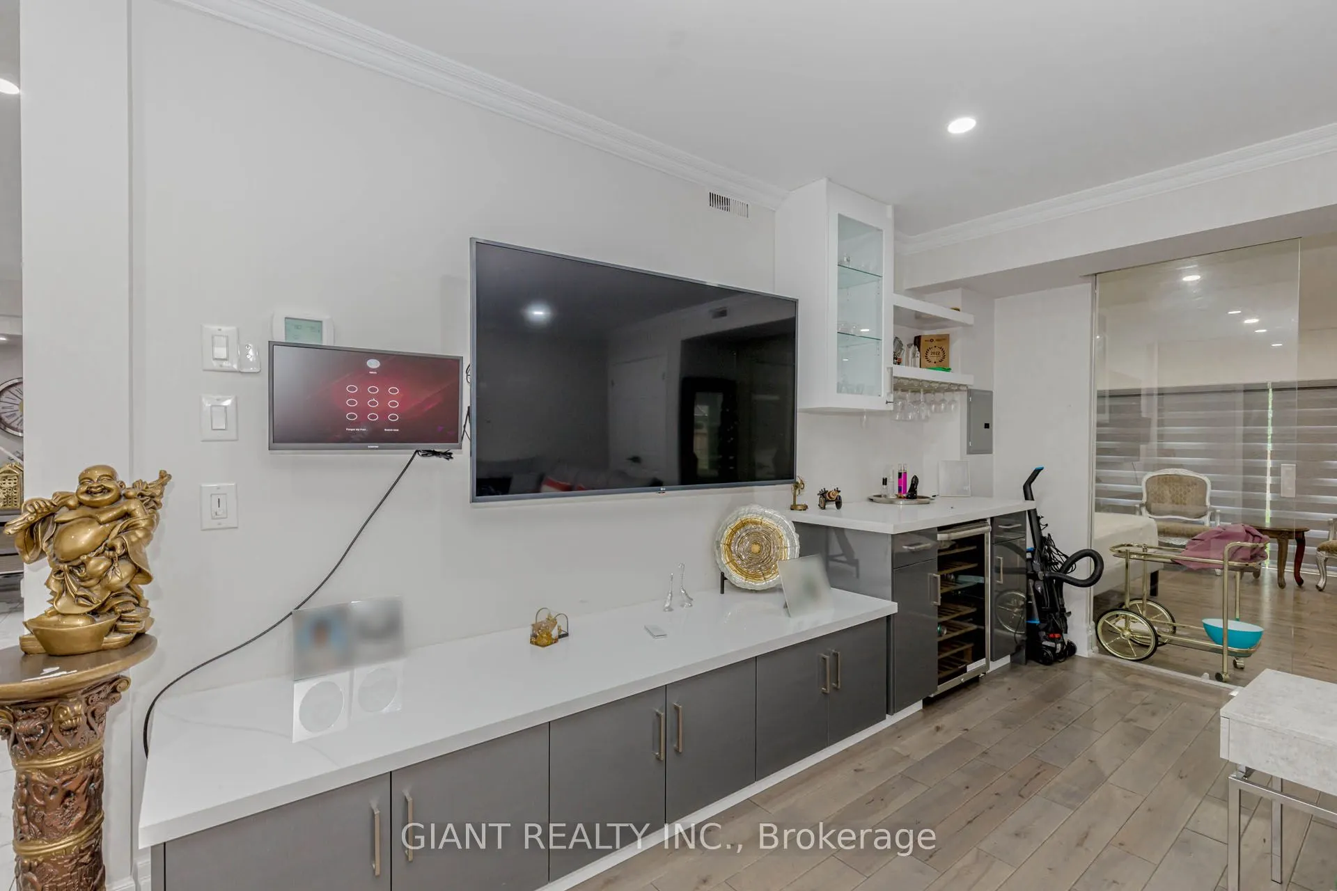 90 Main Street S