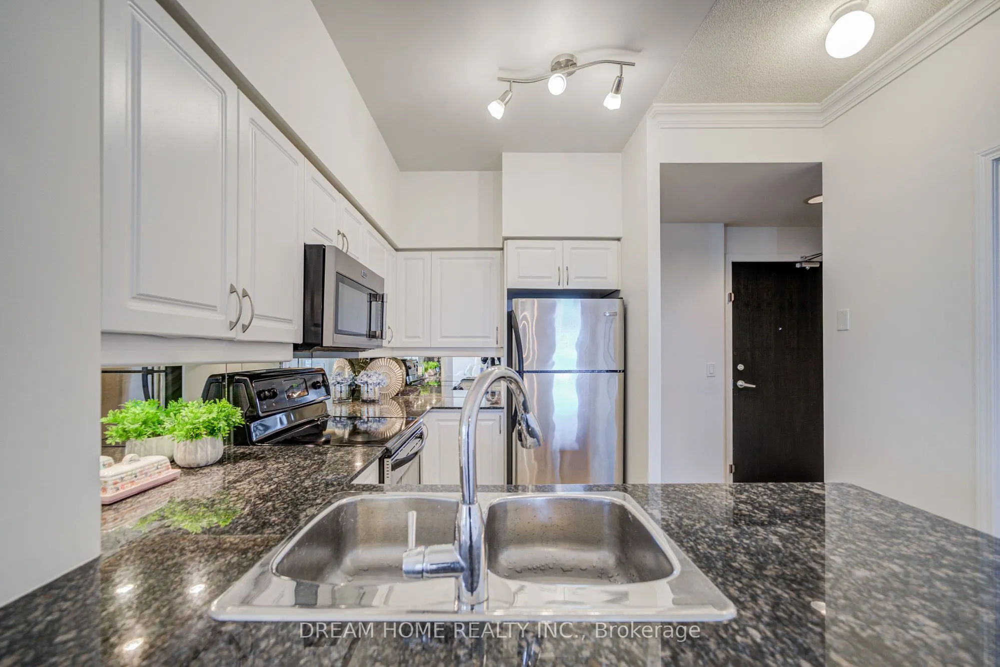 388 Prince Of Wales Drive, #2004