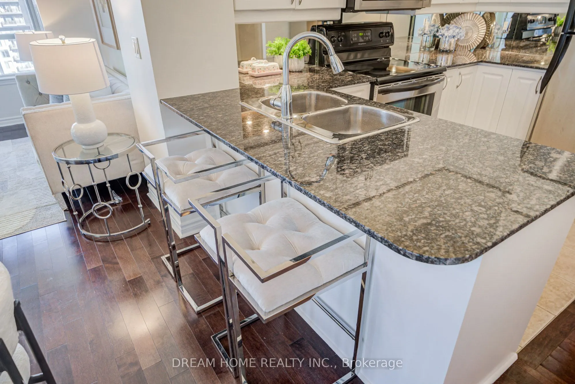 388 Prince Of Wales Drive, #2004