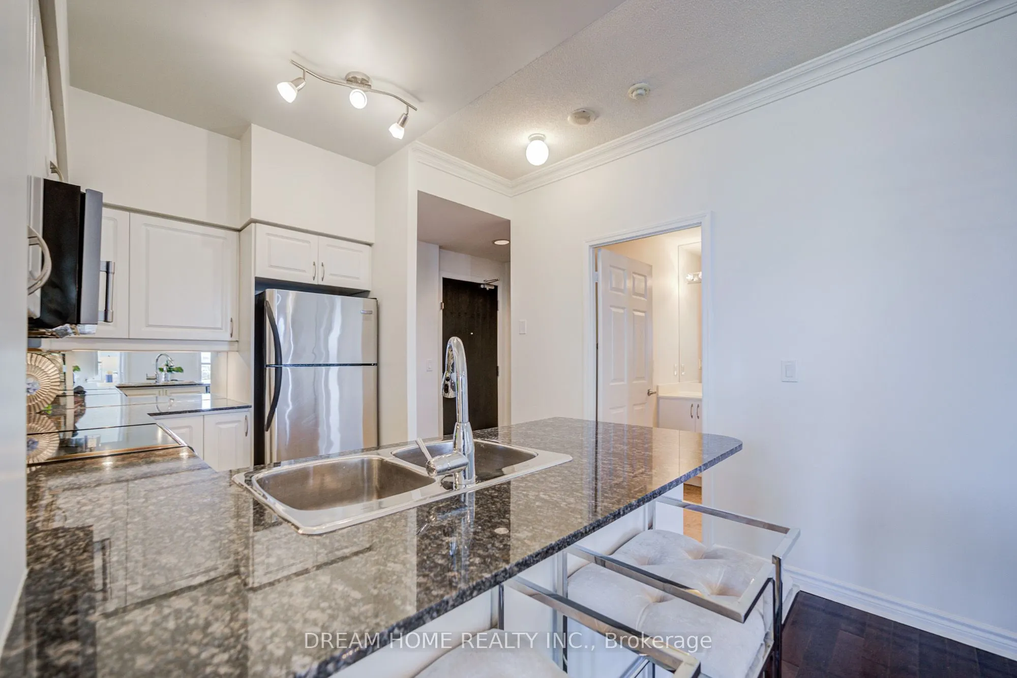 388 Prince Of Wales Drive, #2004