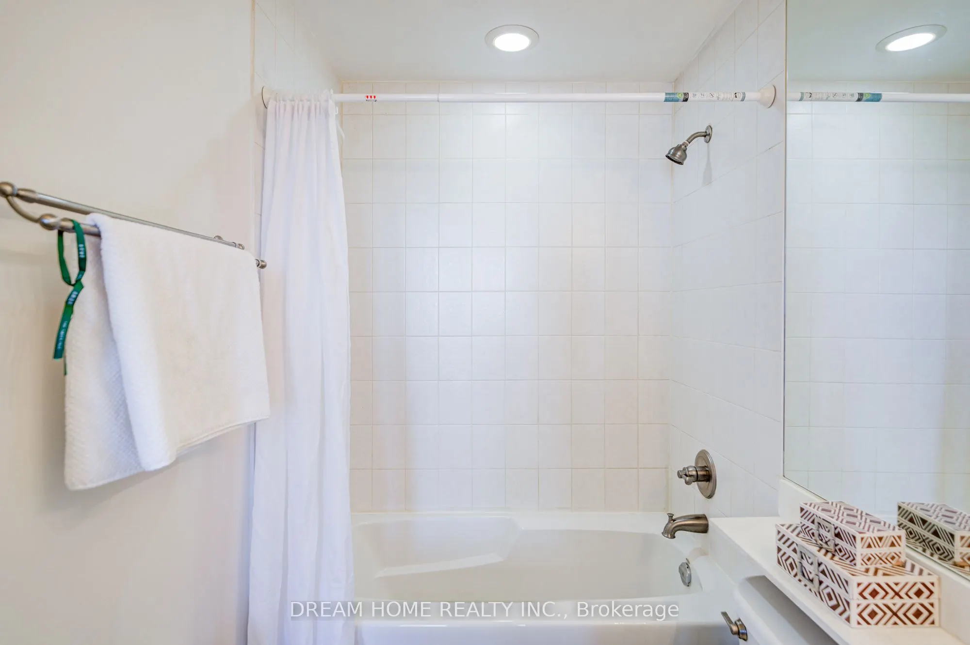 388 Prince Of Wales Drive, #2004