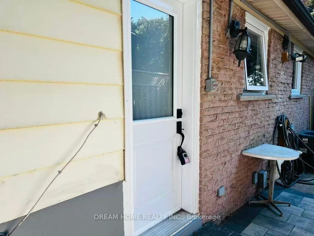 367 Yale Crescent, #Lower
