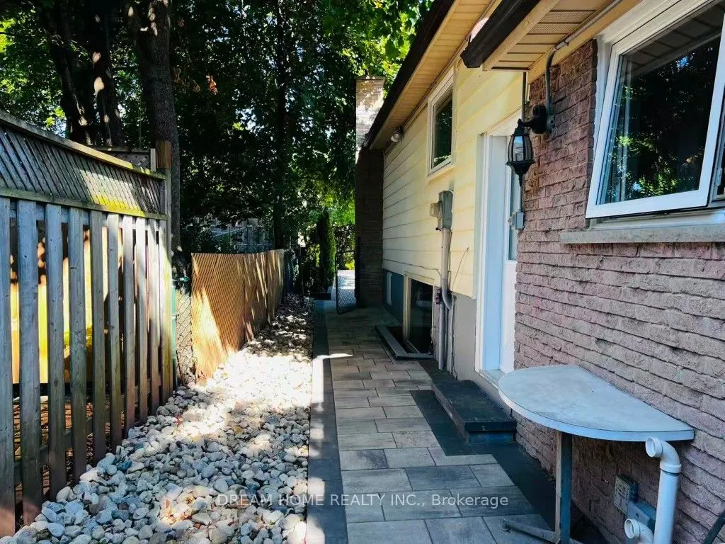 367 Yale Crescent, #Lower