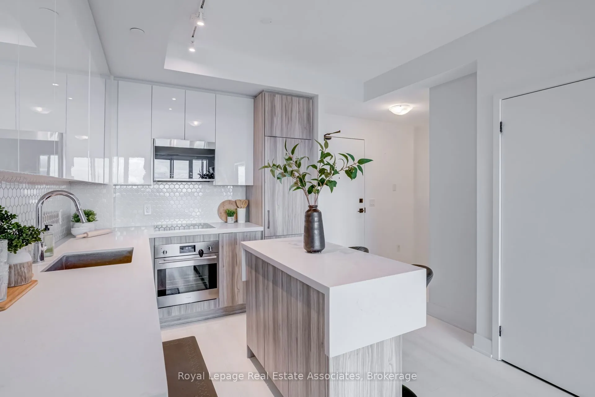 2481 Taunton Road, #607