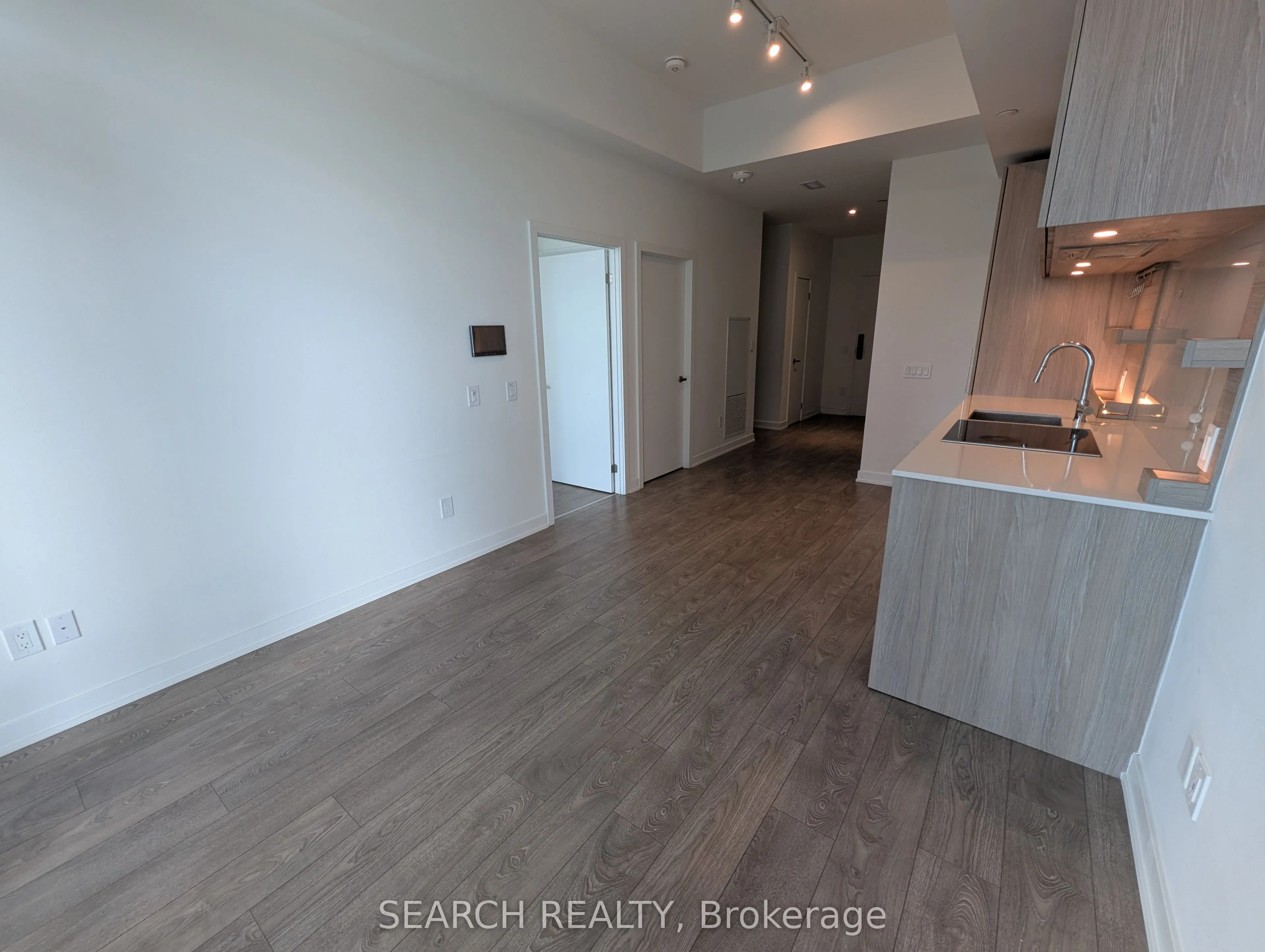 28 Ann Street N, #812