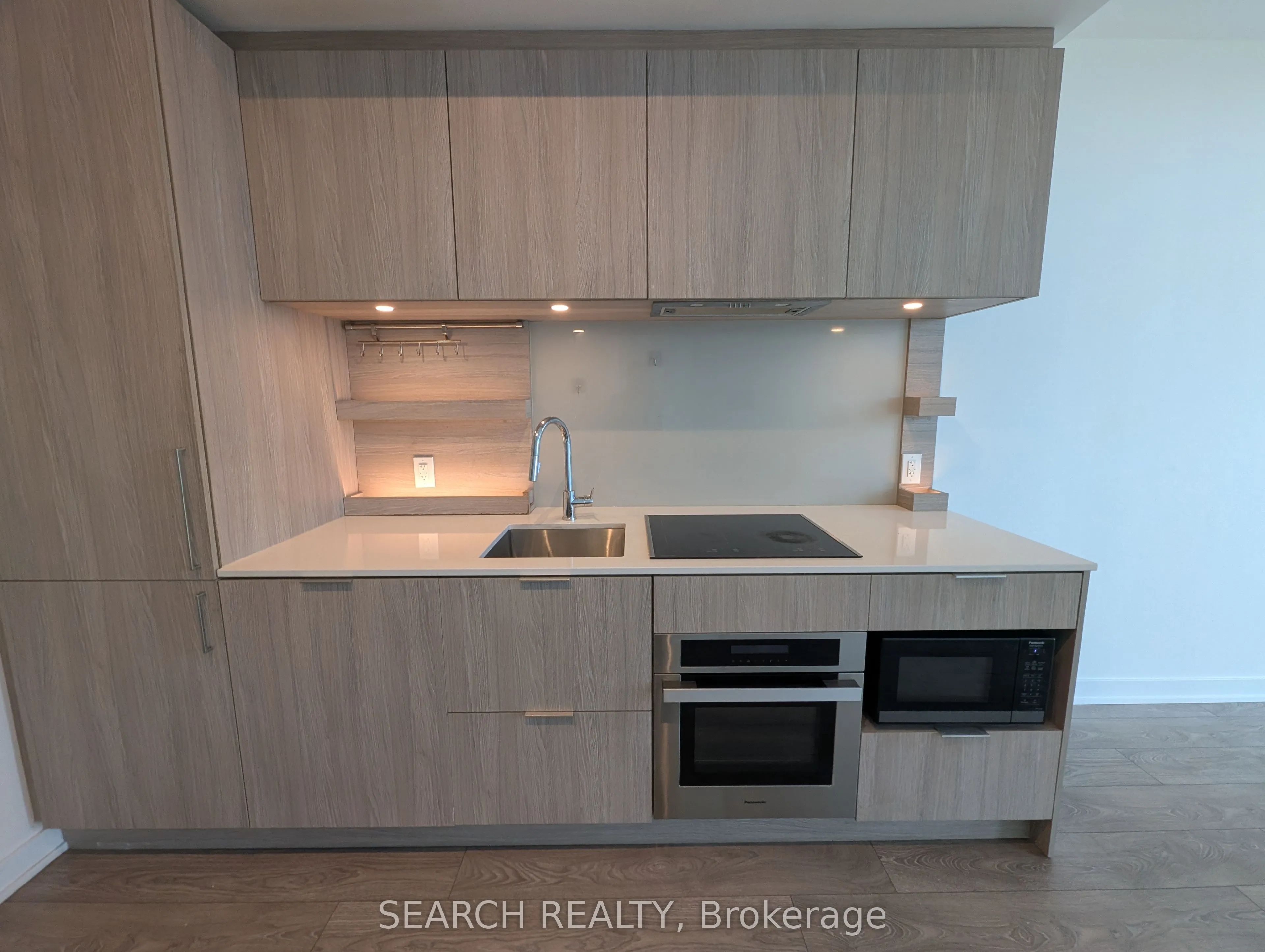 28 Ann Street N, #812
