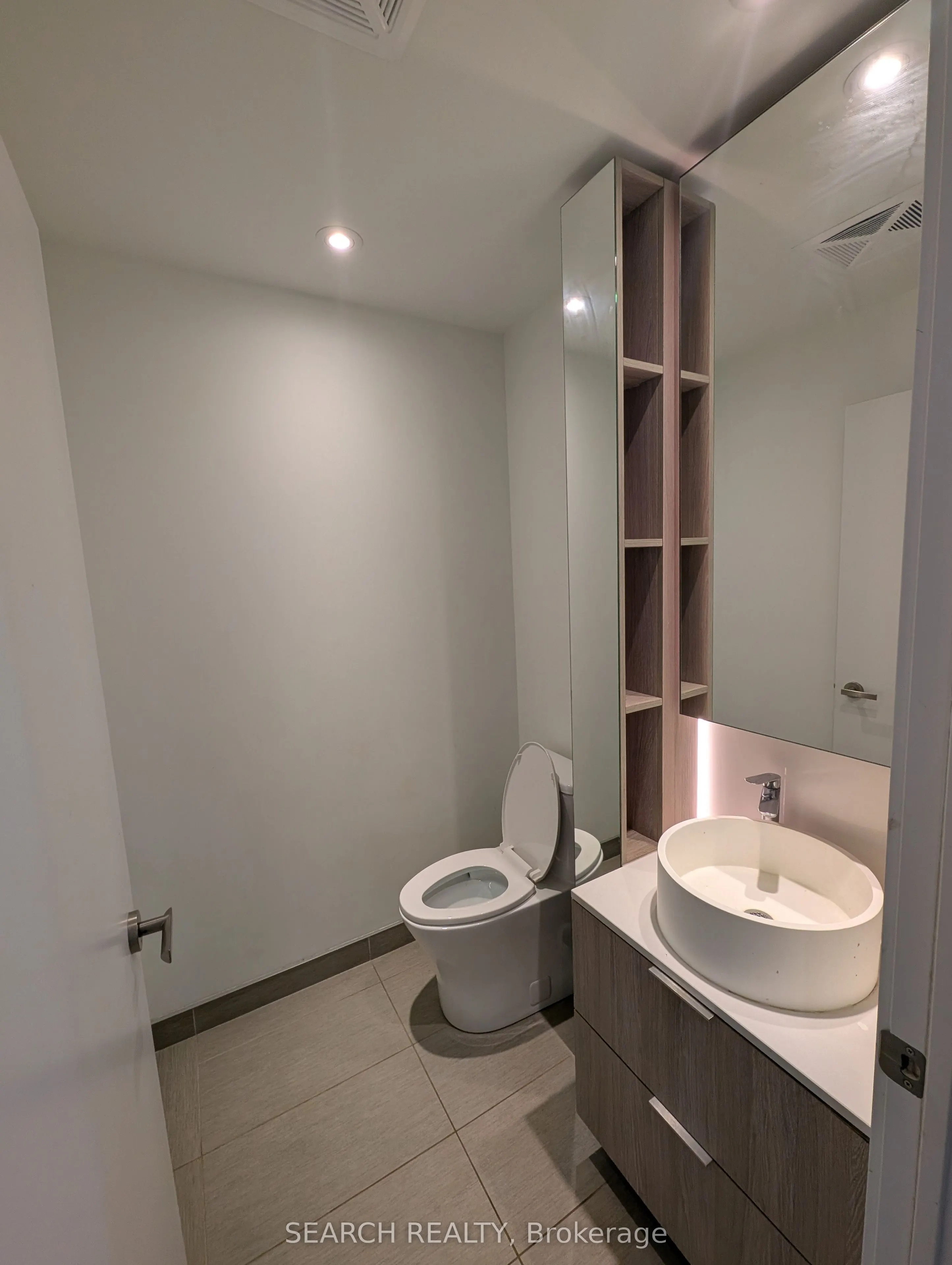 28 Ann Street N, #812