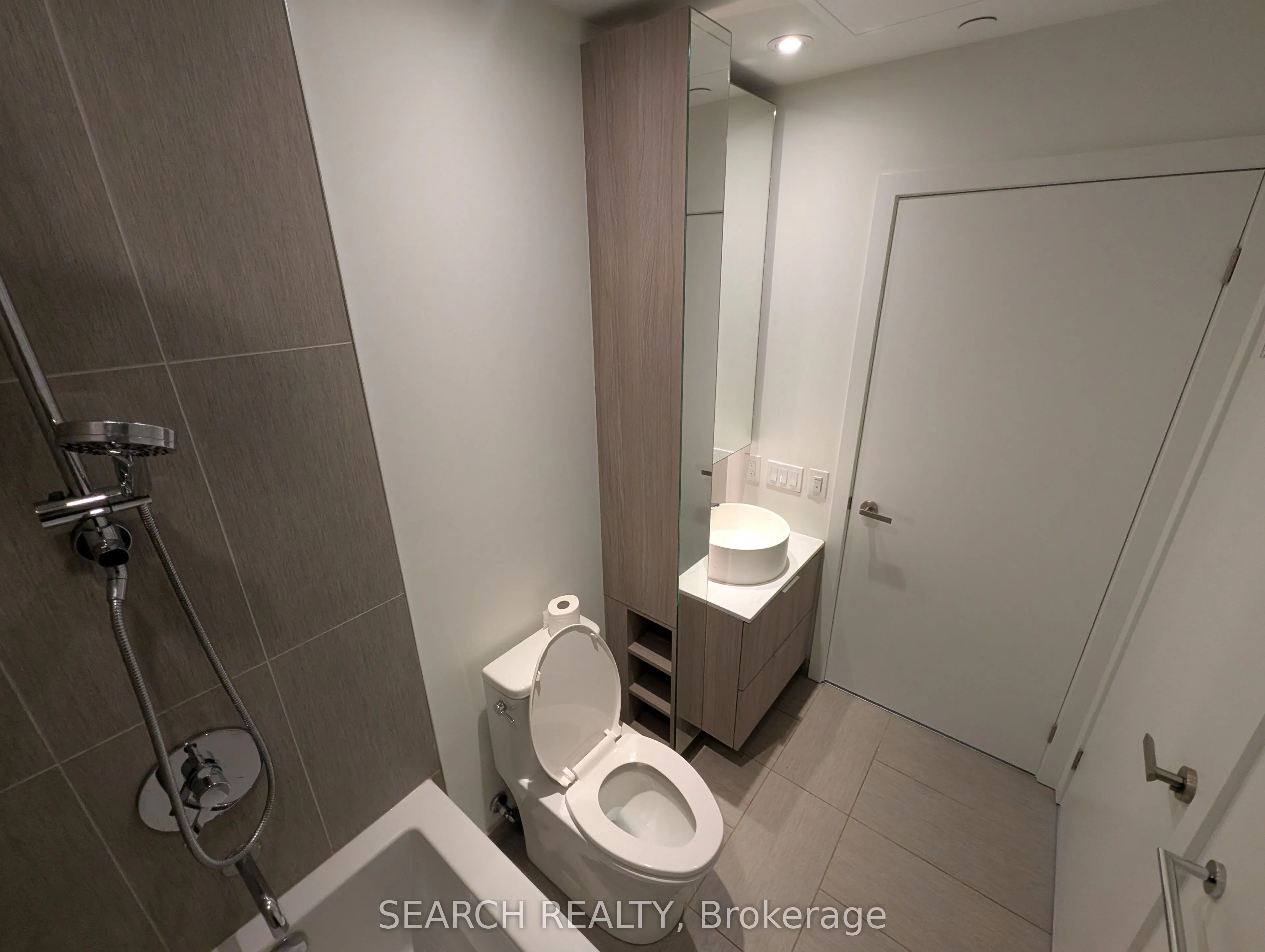 28 Ann Street N, #812
