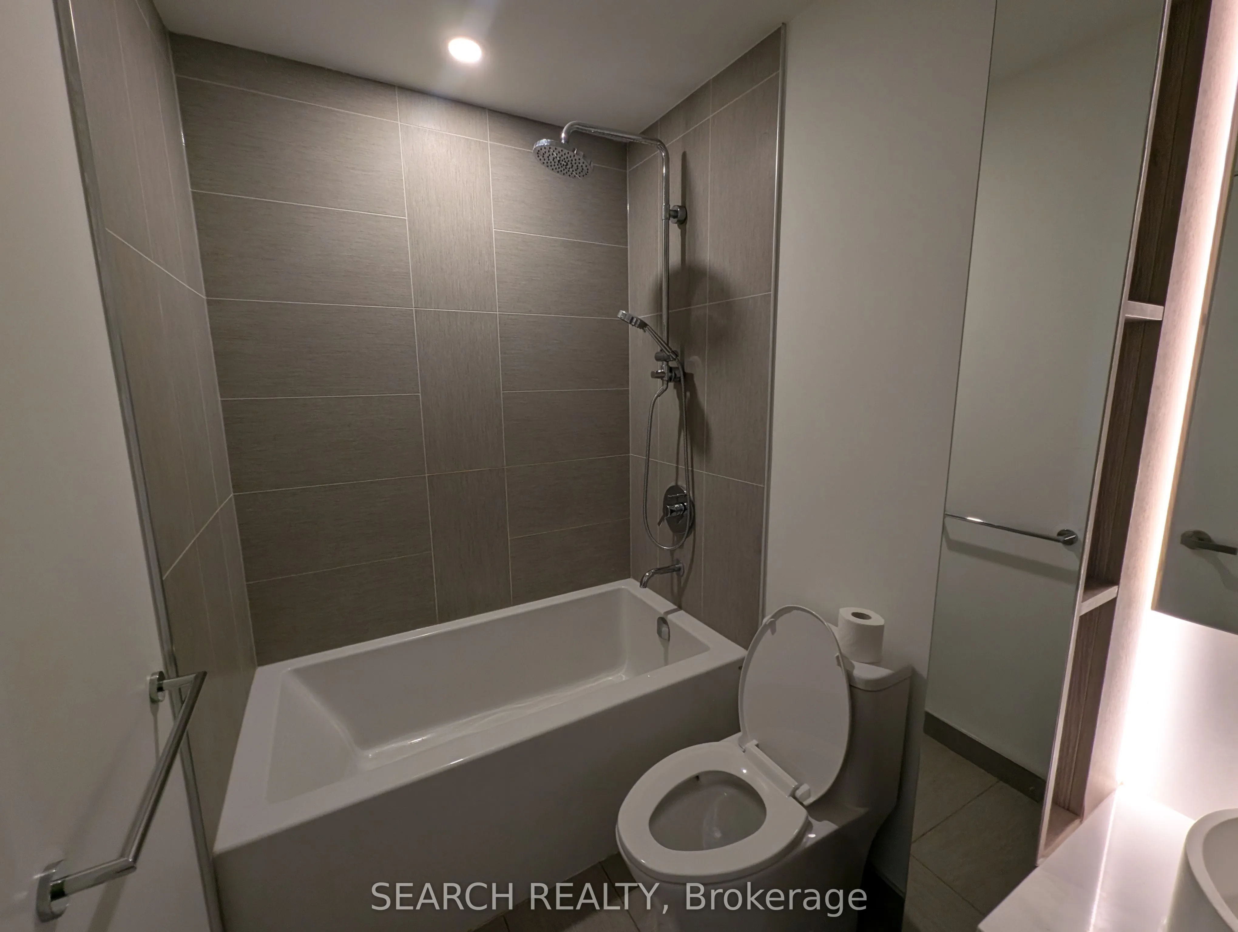 28 Ann Street N, #812