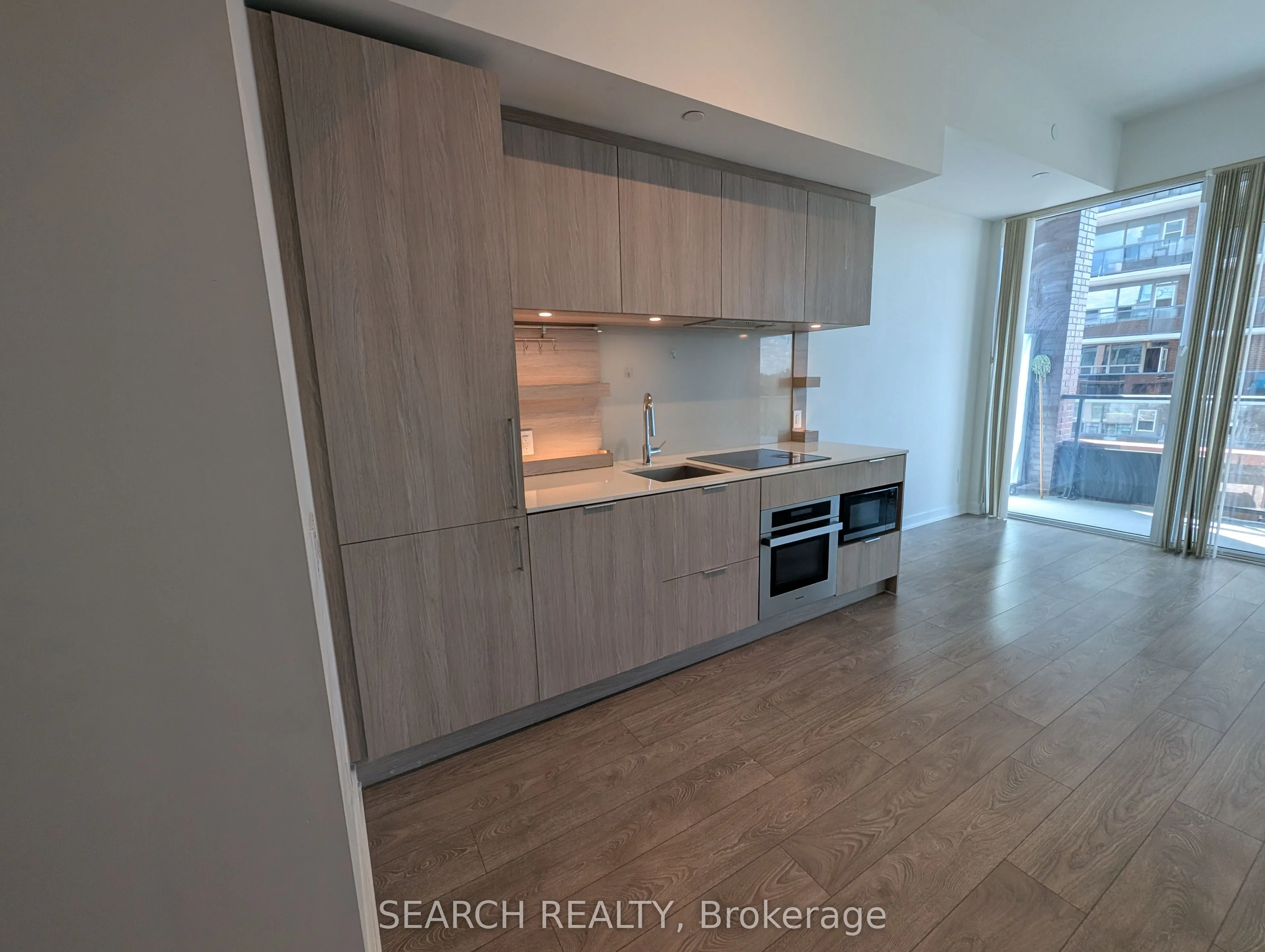 28 Ann Street N, #812