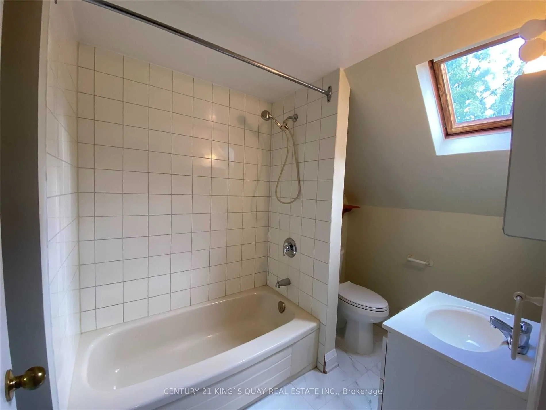 154 Sorauren Avenue, #3rd Flr