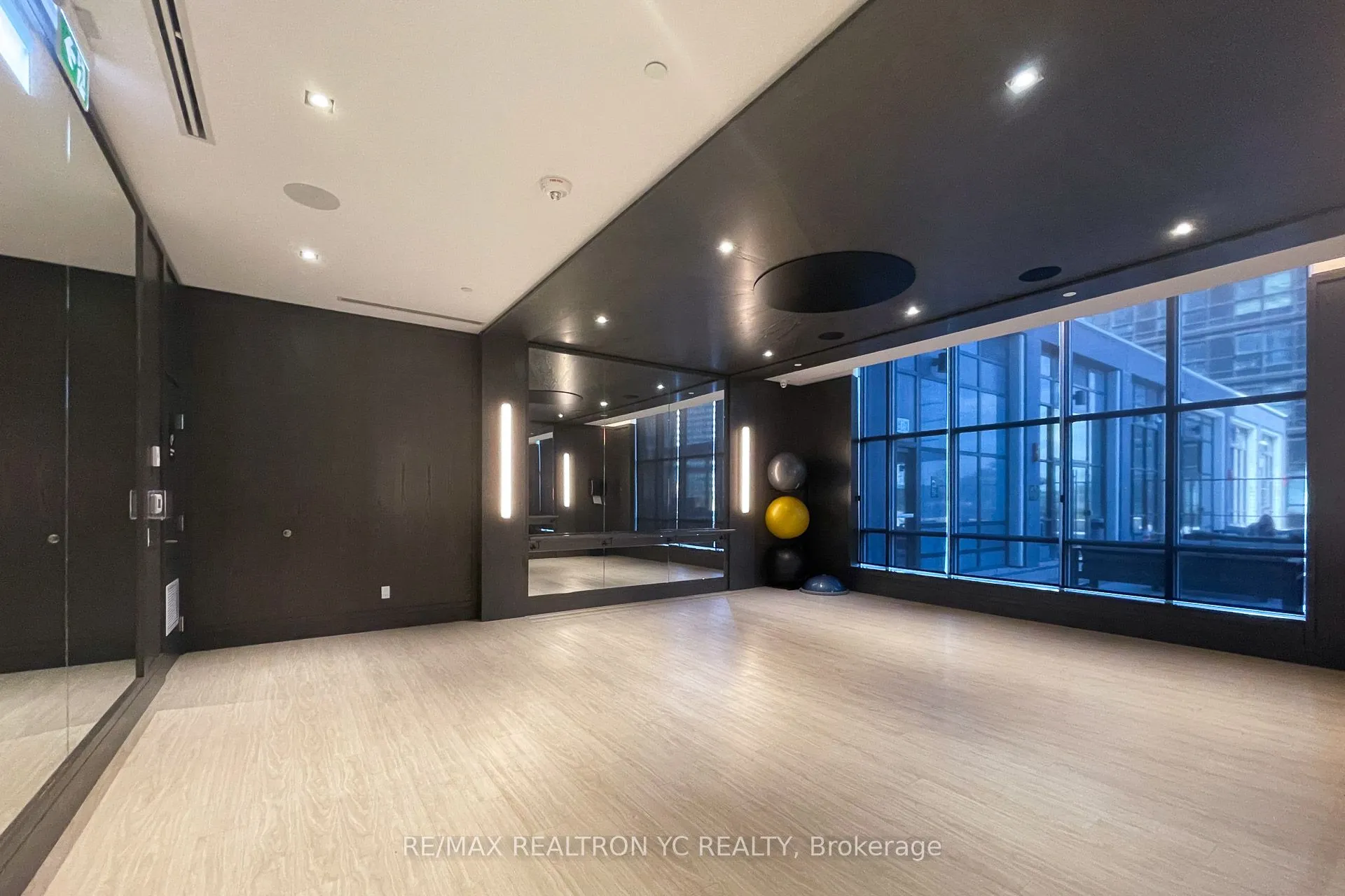 7 Mabelle Avenue, #1409