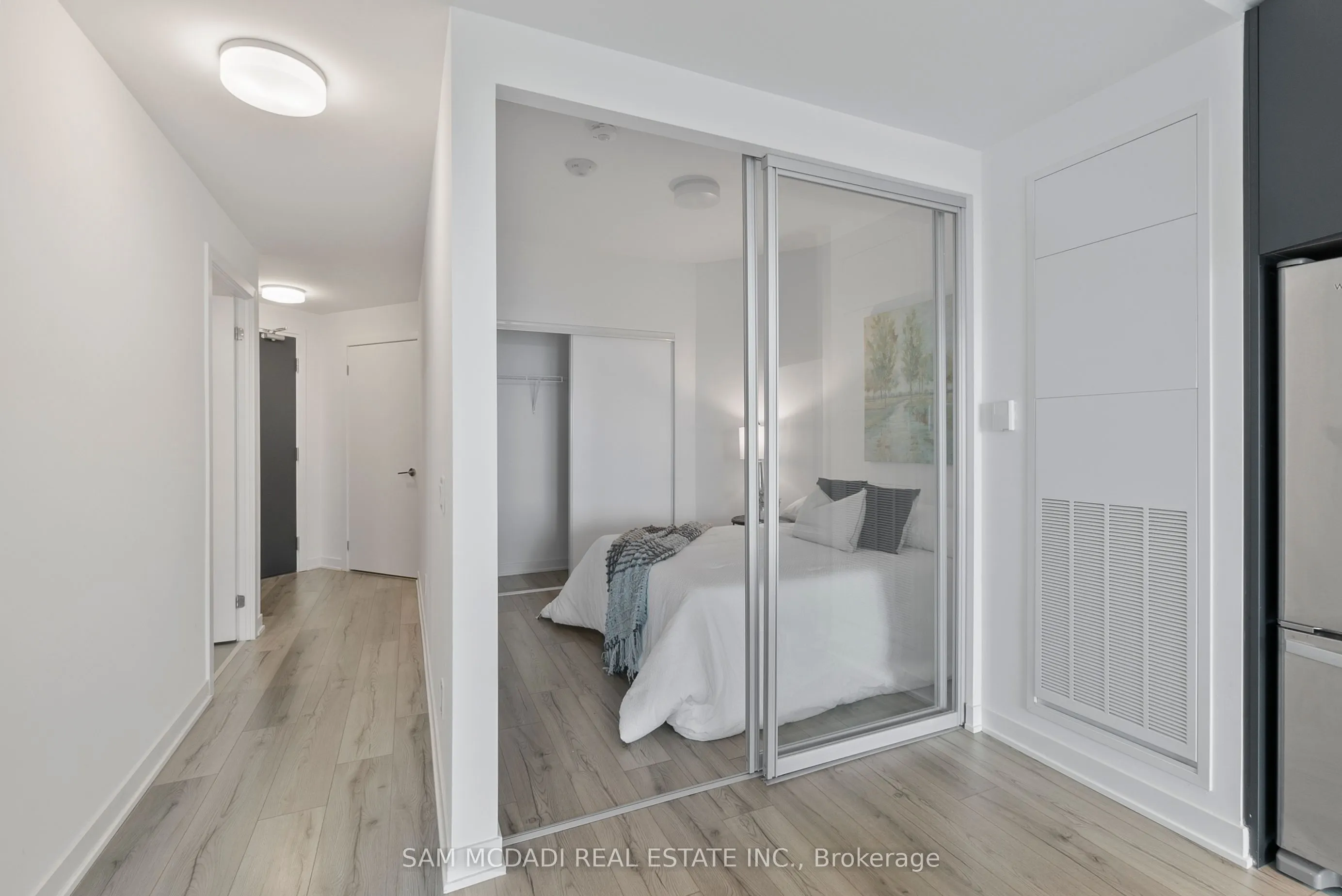 405 Dundas Street W, #722