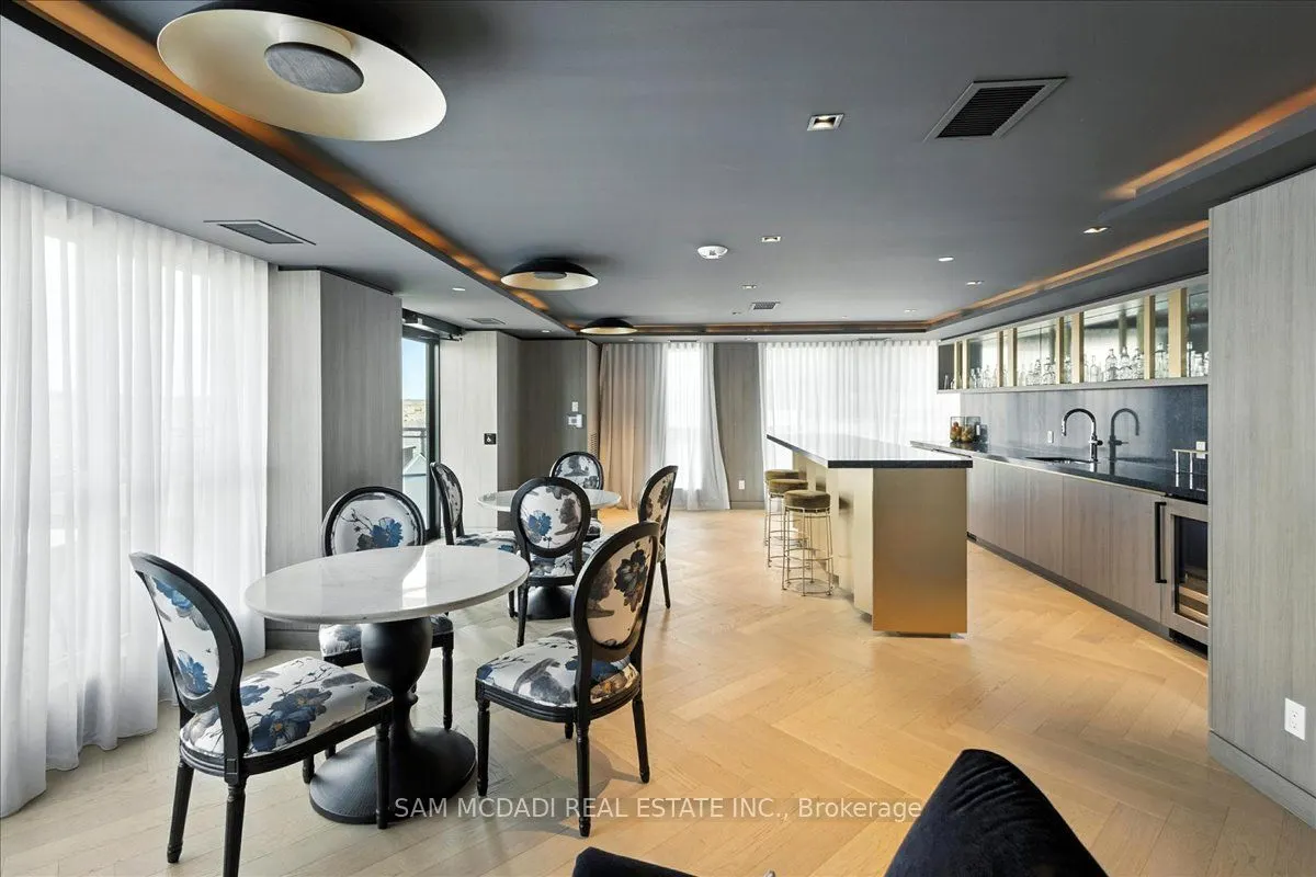 405 Dundas Street W, #722