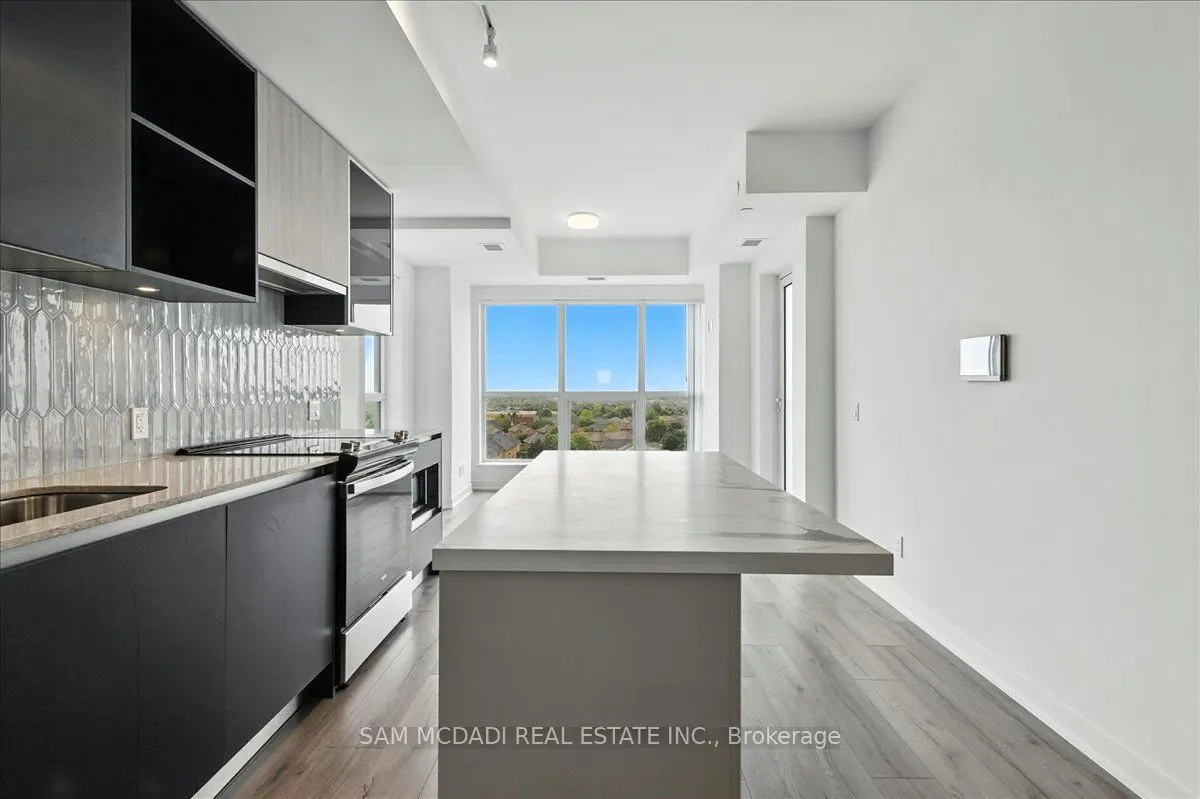 405 Dundas Street W, #722