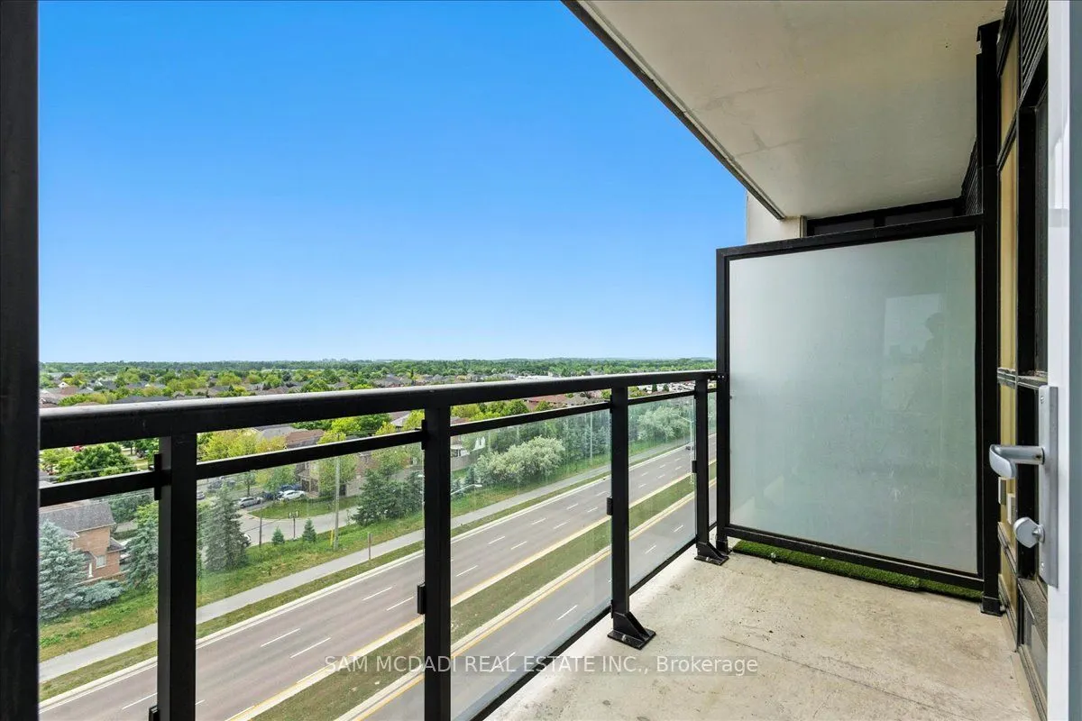 405 Dundas Street W, #722